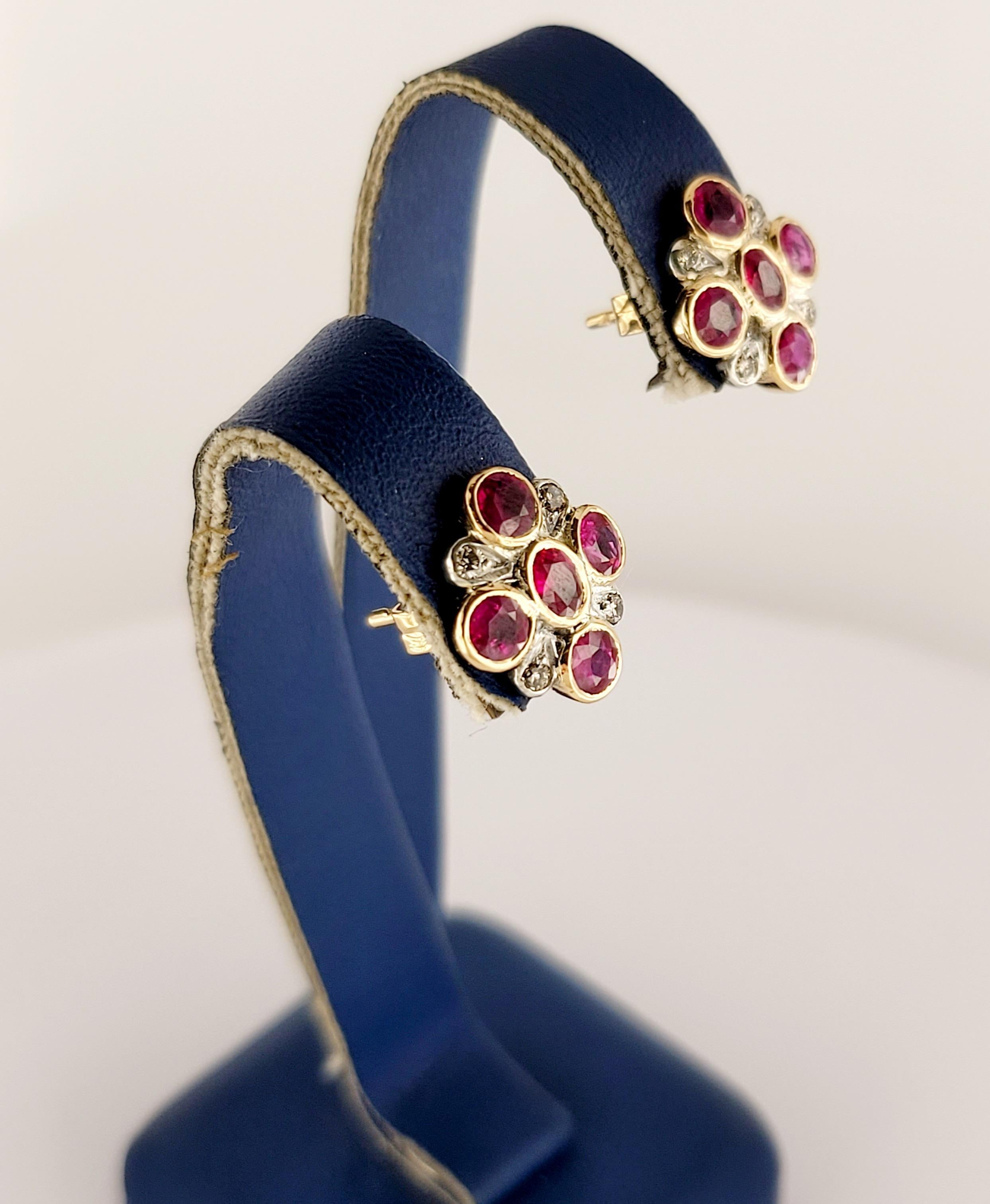 Hand Made Pendientes de rubí birmano con diamantes en oro amarillo de 18 quilates Corte redondo en venta