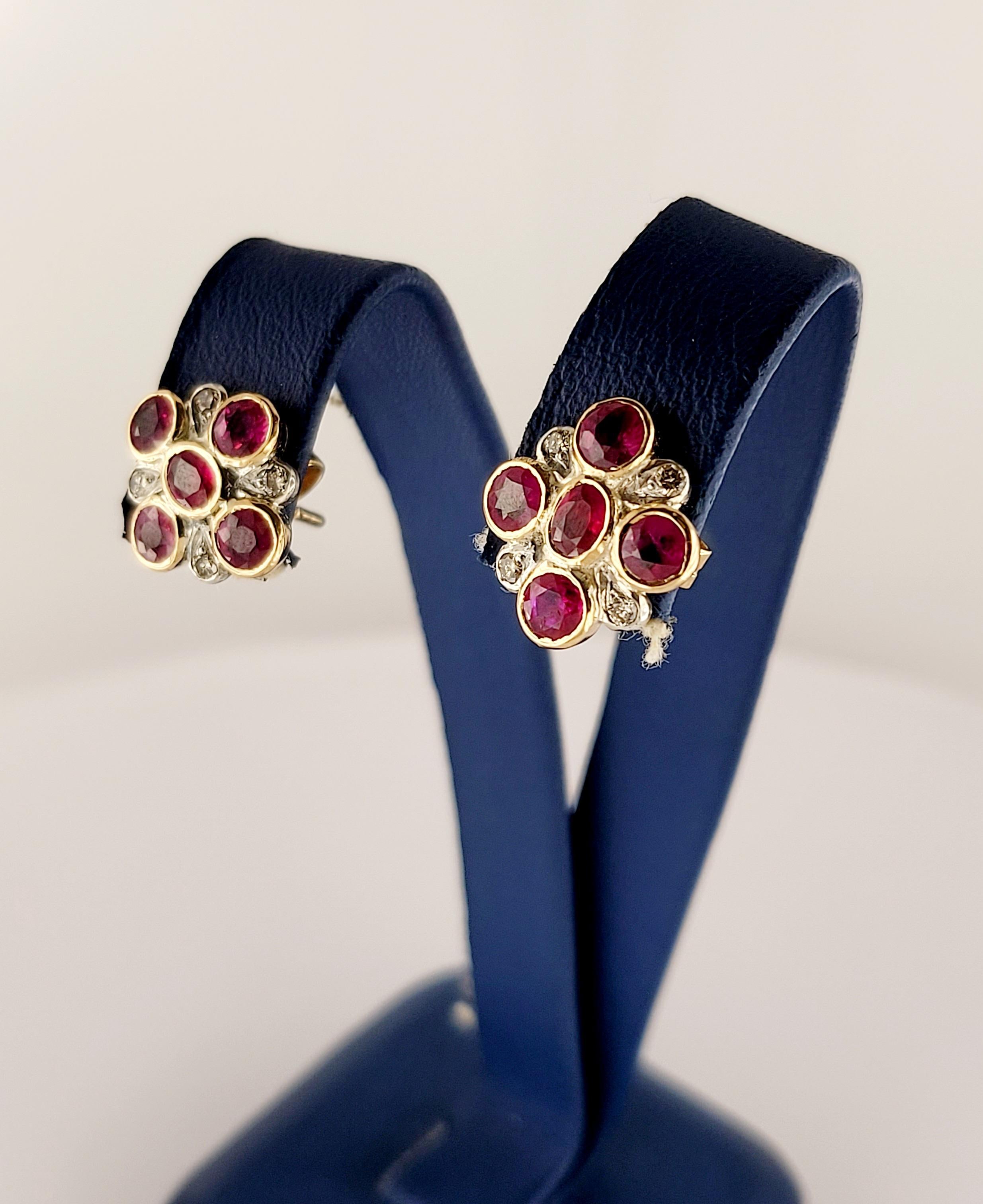 Hand Made Pendientes de rubí birmano con diamantes en oro amarillo de 18 quilates en Excelente estado para la venta en New York, NY