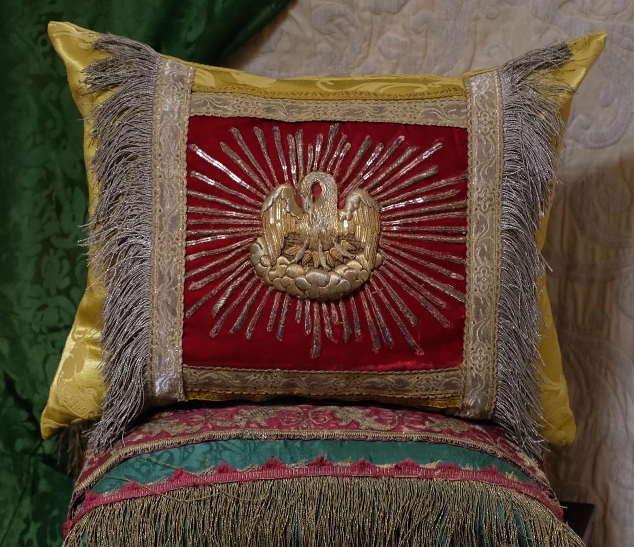 Cojín Hand Made Bespoke Pelícano Bordado Metalizado Antiguo Napoleón III en venta