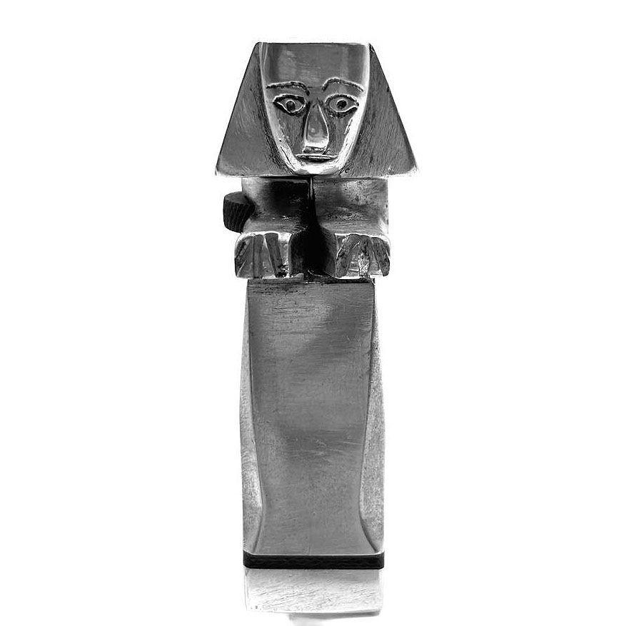 Das handgefertigte, einzigartige silberne Art-Deco-Feuerzeug mit Hebearm im ägyptischen Revival-Stil zeigt ein fesselndes Sphinx-Design, das einen Hauch von Geheimnis und Eleganz verleiht. Das Feuerzeug wird aktiviert, indem man die Sphinx anhebt,