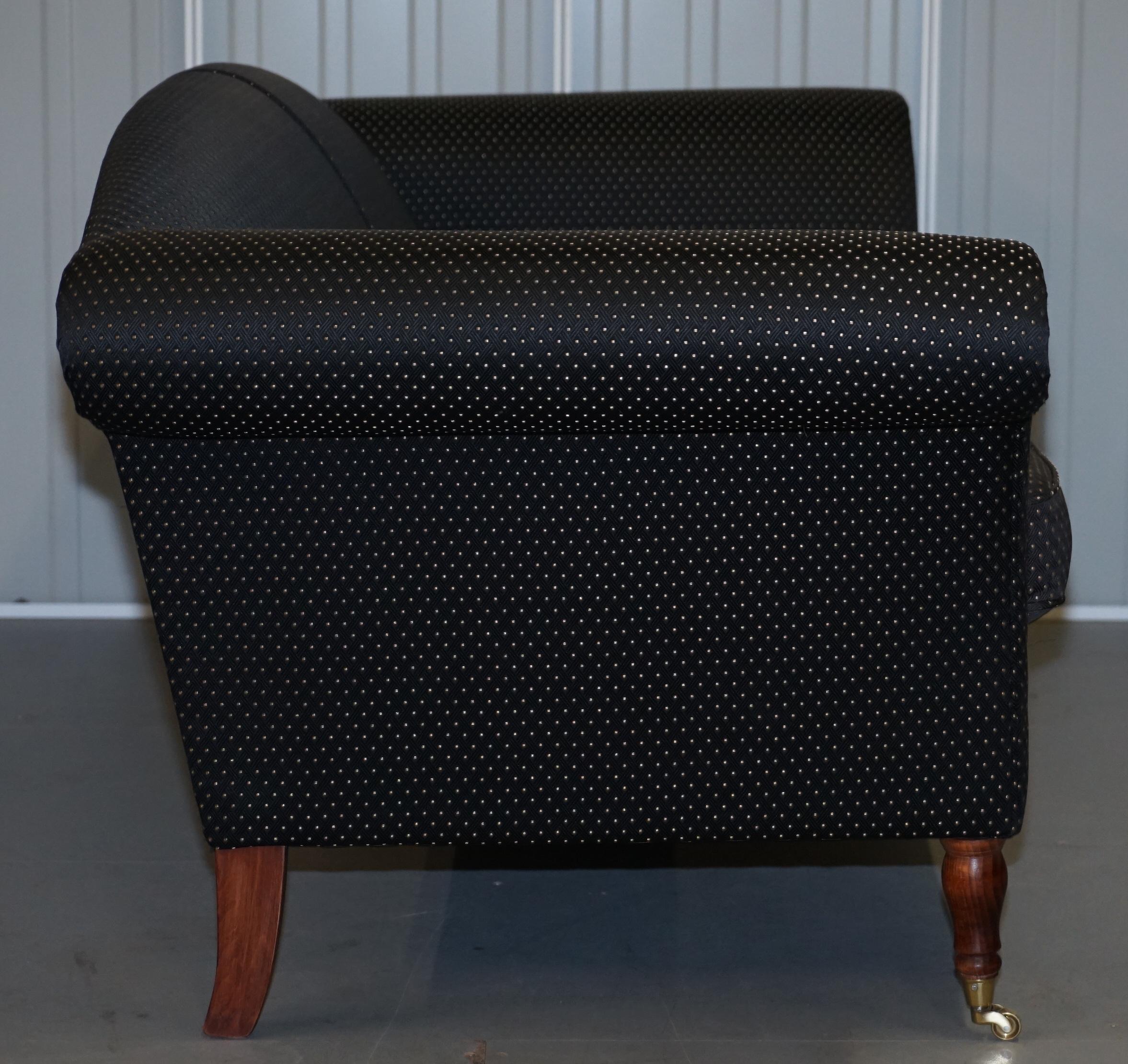 Tissu d'ameublement Canapé noir et argenté tapissé à la main avec cadre en bois de feuillus, fait à la main, une des deux pièces en vente