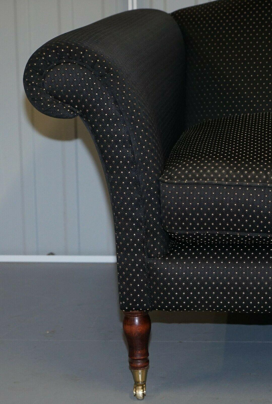Fatto a mano Divano imbottito nero e argento fatto a mano con struttura in legno massiccio chiaro Parte di una suite in vendita