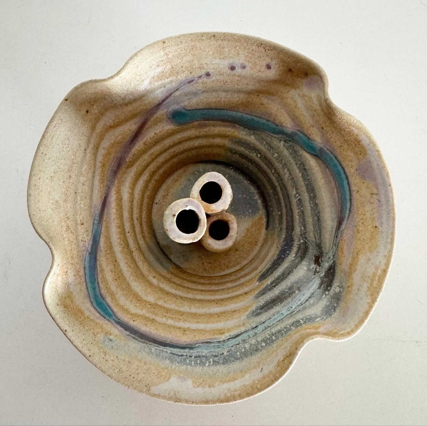 Hand Made blau und lila Ikebana Stil Keramik 3 Stem Vase/Schale im Zustand „Gut“ im Angebot in Delray Beach, FL