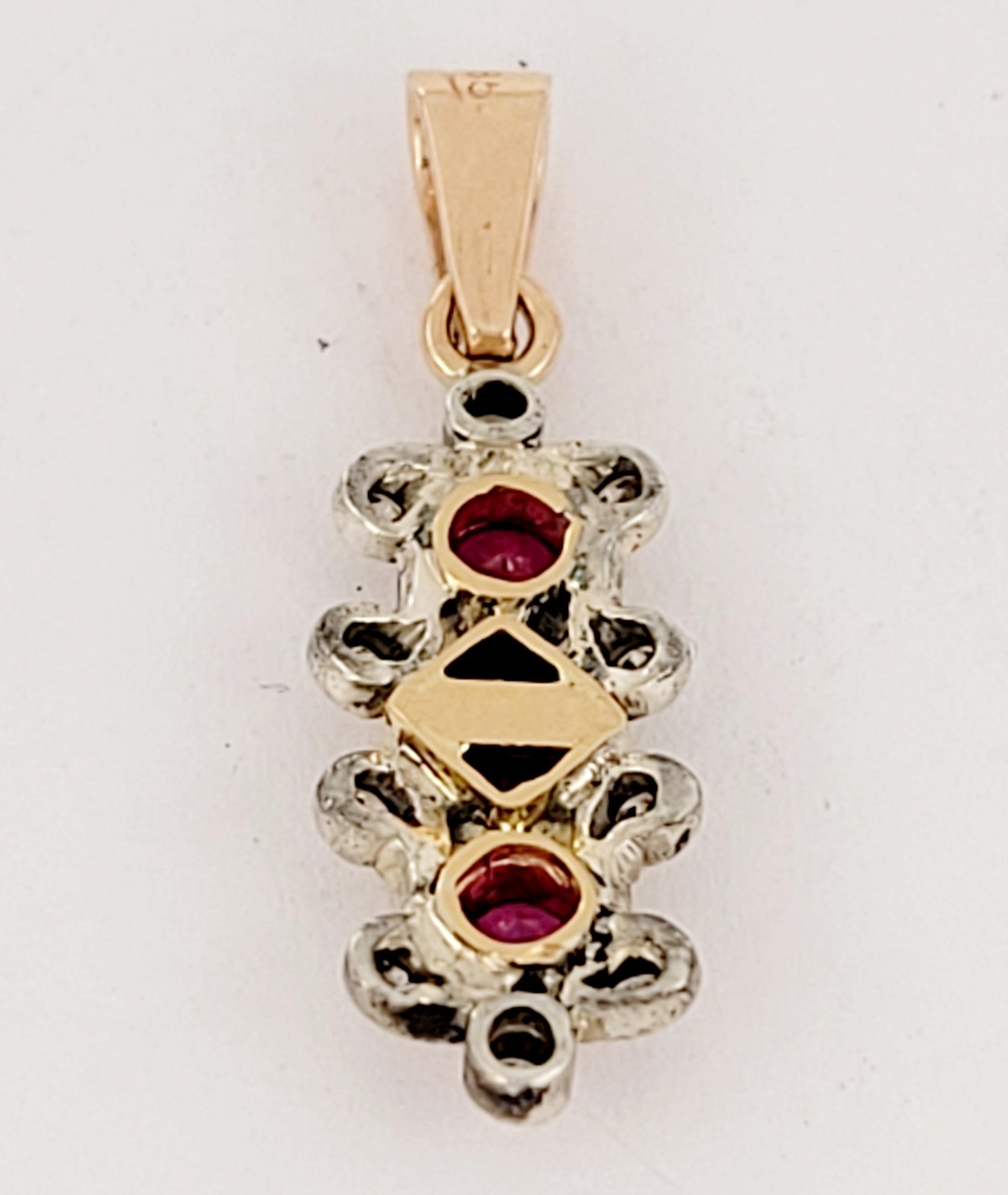 Ciondolo in rubino birmano fatto a mano con diamanti
Materiale Palladio 14K
Rubino birmano 1,50ct
Diamanti .12ct
Chiarezza del diamante VS
Colore di grado G
Dimensioni del ciondolo 21mm X 8mm 
Lunghezza del ciondolo con cappa 26 mm
Peso del ciondolo
