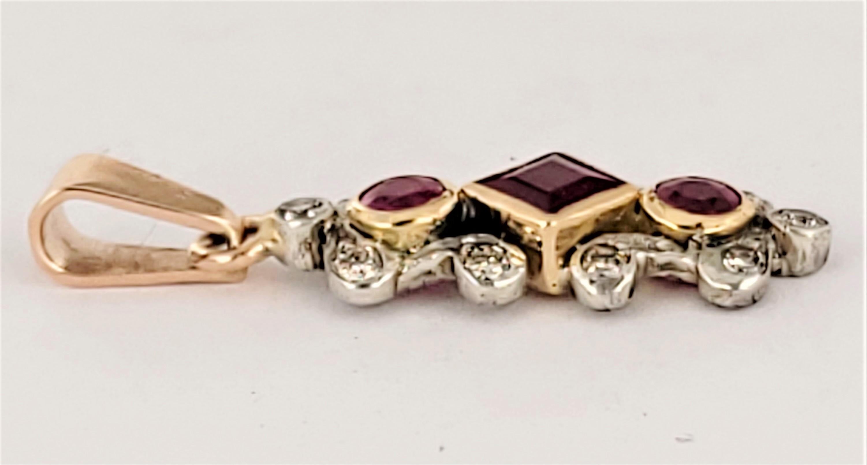 Taglio rotondo Ciondolo di rubino birmano fatto a mano in palladio 14K con diamanti in vendita