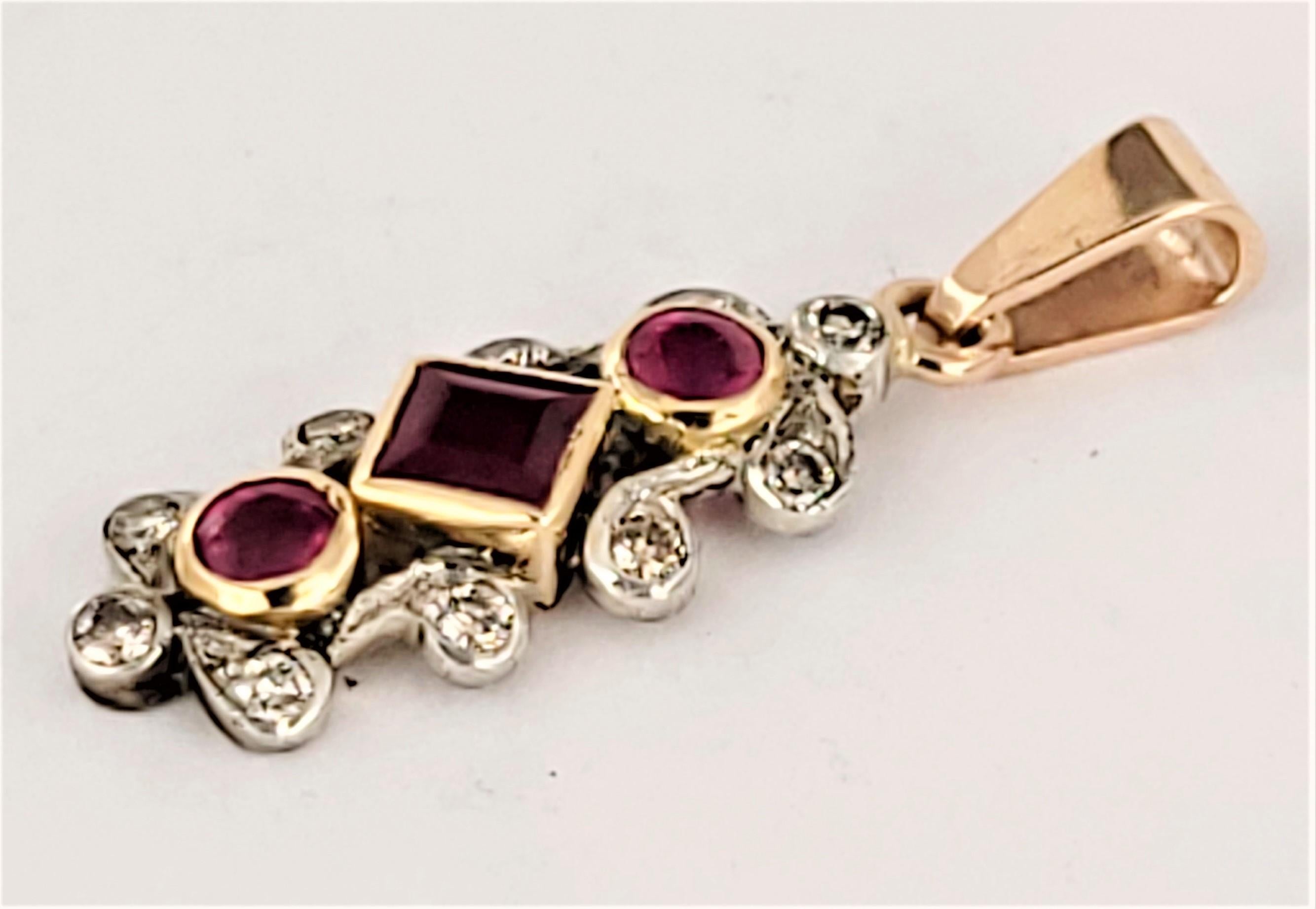 Ciondolo di rubino birmano fatto a mano in palladio 14K con diamanti In condizioni ottime in vendita a New York, NY