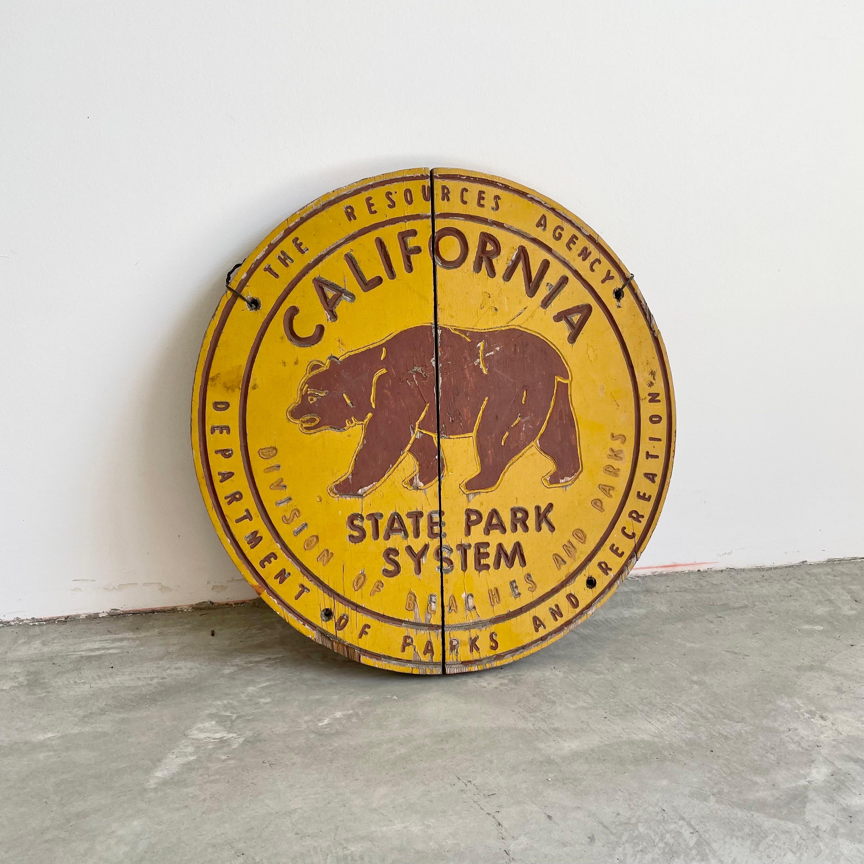 Panneau vintage du système des parcs de l'État de Californie, vers les années 1970. Incroyablement unique - impossible de trouver quelque chose de similaire en ligne. Lire 