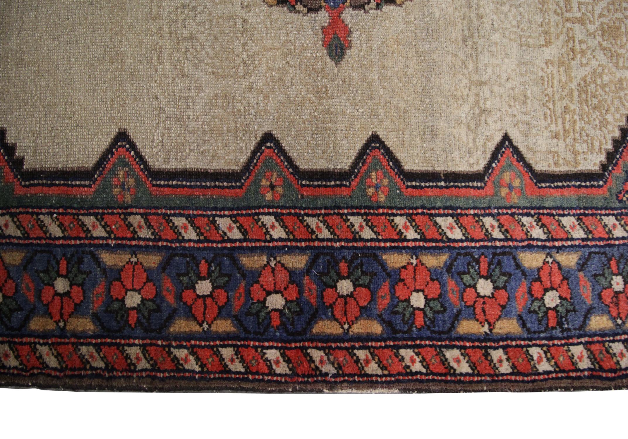 Handgefertigter Teppich Antiker Kaukasischer Teppich:: Beige Wolle Orientalischer Wohnzimmerteppich (Pflanzlich gefärbt) im Angebot