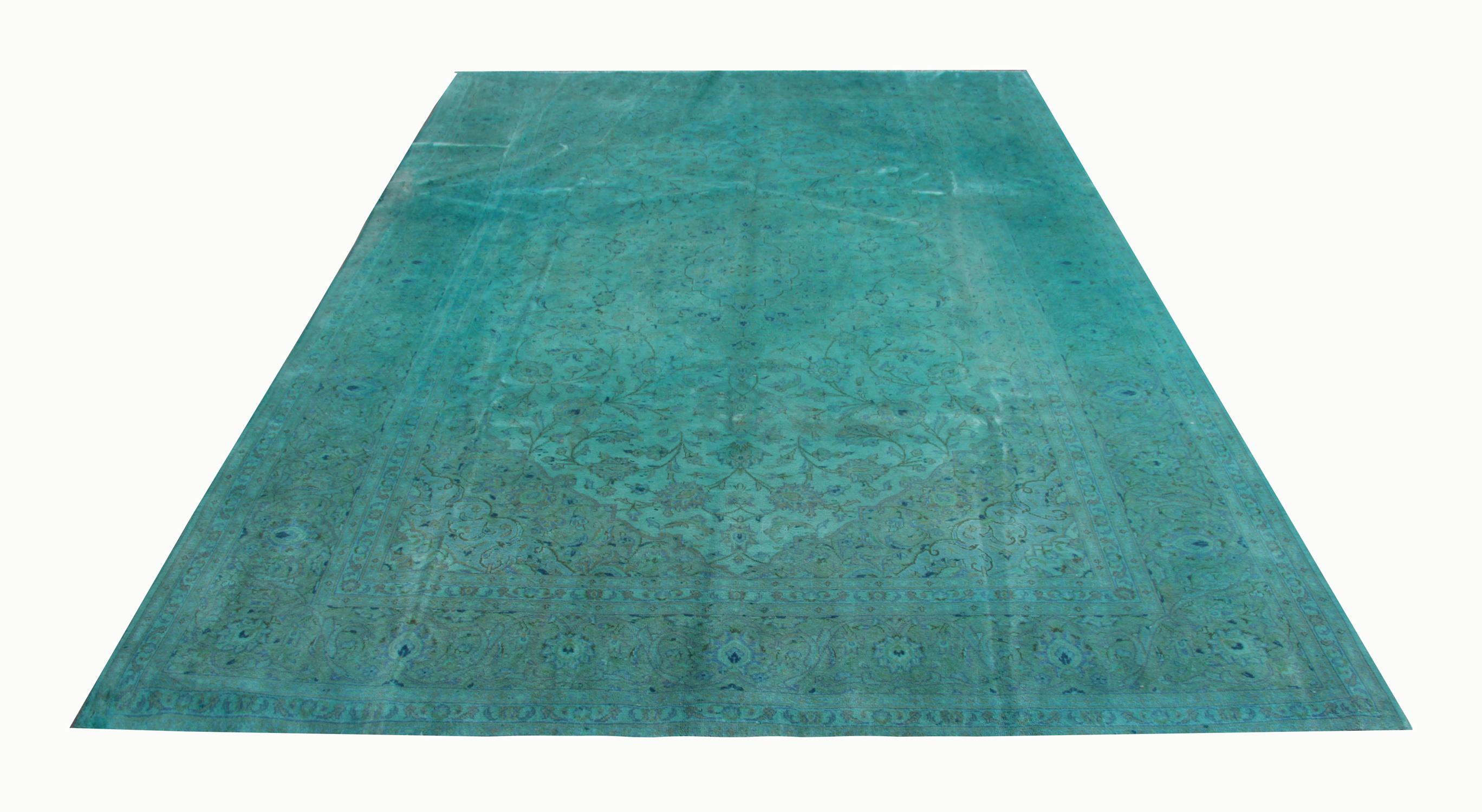 Ce tapis oriental fait à la main, de couleur turquoise et surteinté, de style traditionnel, serait une excellente pièce de décoration intérieure et un ajout fantastique à une collection de tapis de collection. Ce tapis a été patiné et peint à la