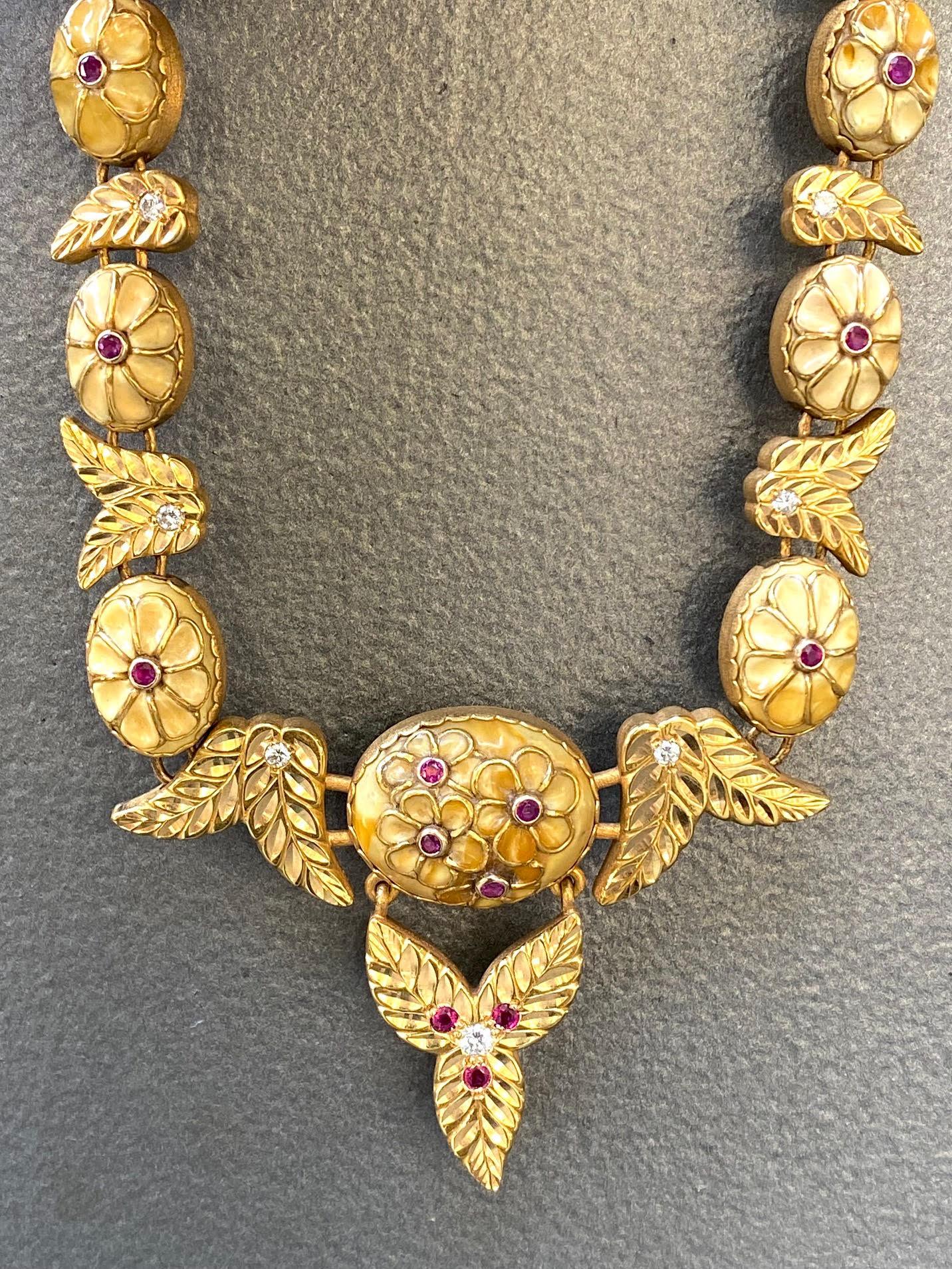 Handmade Carved Amber 18k and 24k Gold Choker Necklace In New Condition For Sale In Tel Aviv-Yafo, Tel Aviv District