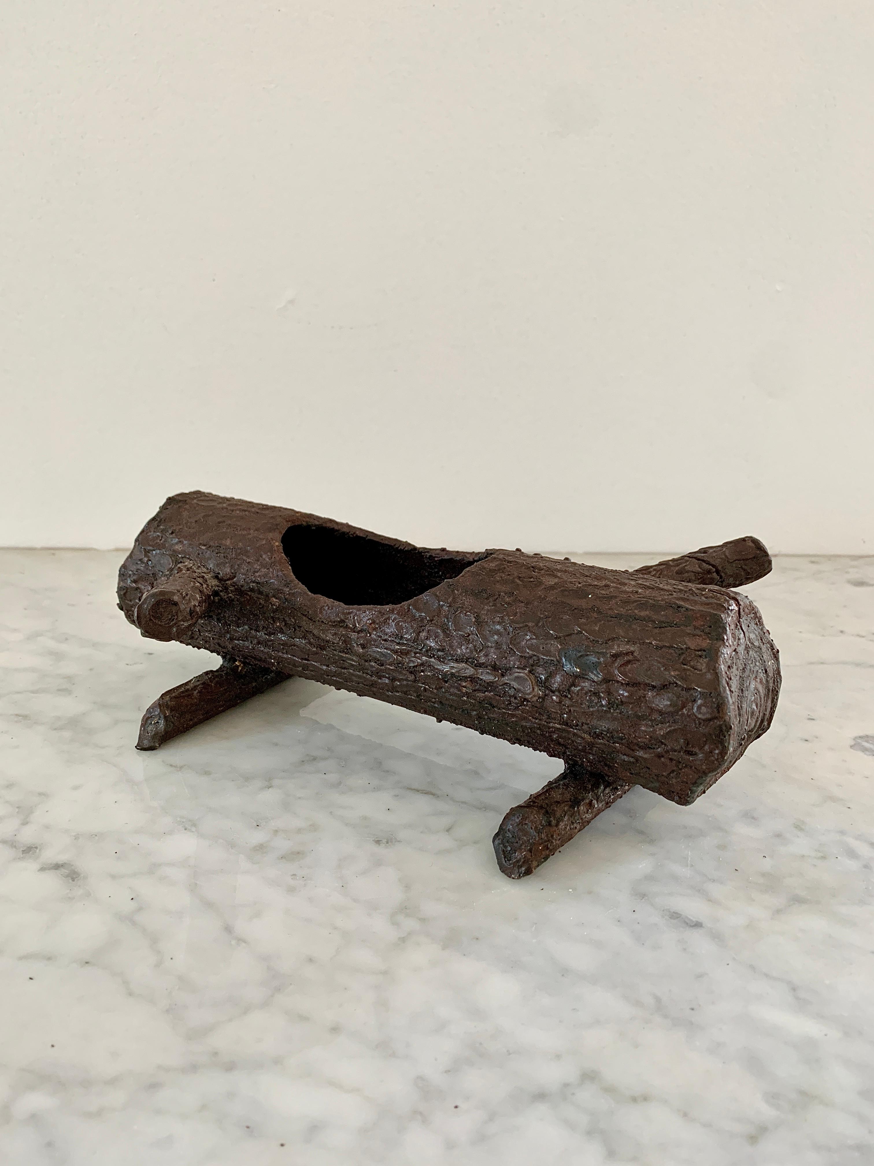 Un magnifique cache-pot en faux bois en forme de rondin, réalisé en trompe-l'oeil.

USA, Circa Mid-20th Century

Fonte artisanale

Mesures : 10.25 