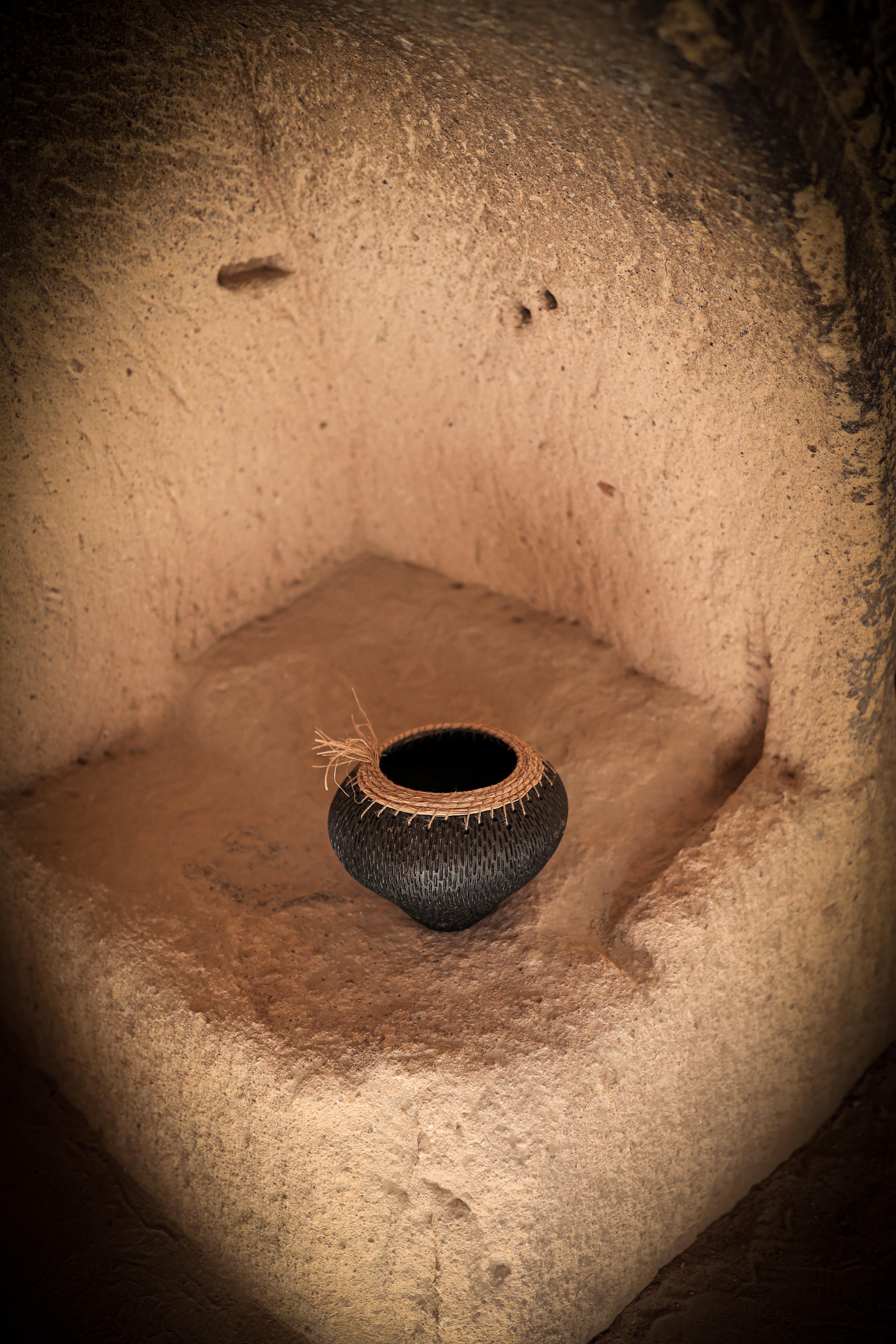 Hand Made Ceramic Yüklü Collection Vase by İpek Çise
Dimensions: W 28 x D 28 x H 21 cm
Materials: Hand made ceramic. 

About:
Born in 1995 in Türkiye’s Black Sea region, the artist spent her childhood in Darahta—an ancient Greek plateau—surrounded