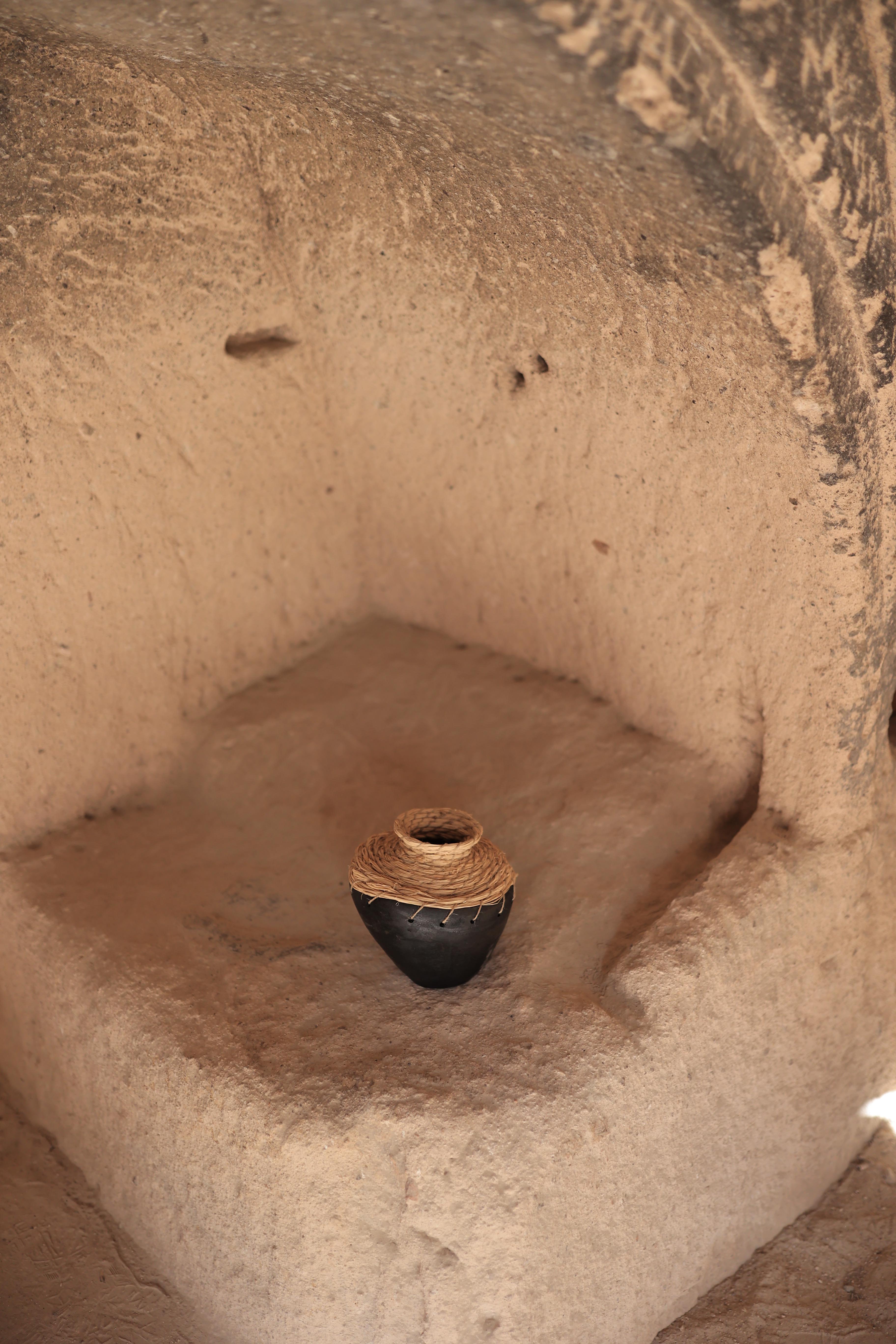 Turc Vase de la Collection Yüklü en céramique fait à la main par İpek Çise en vente