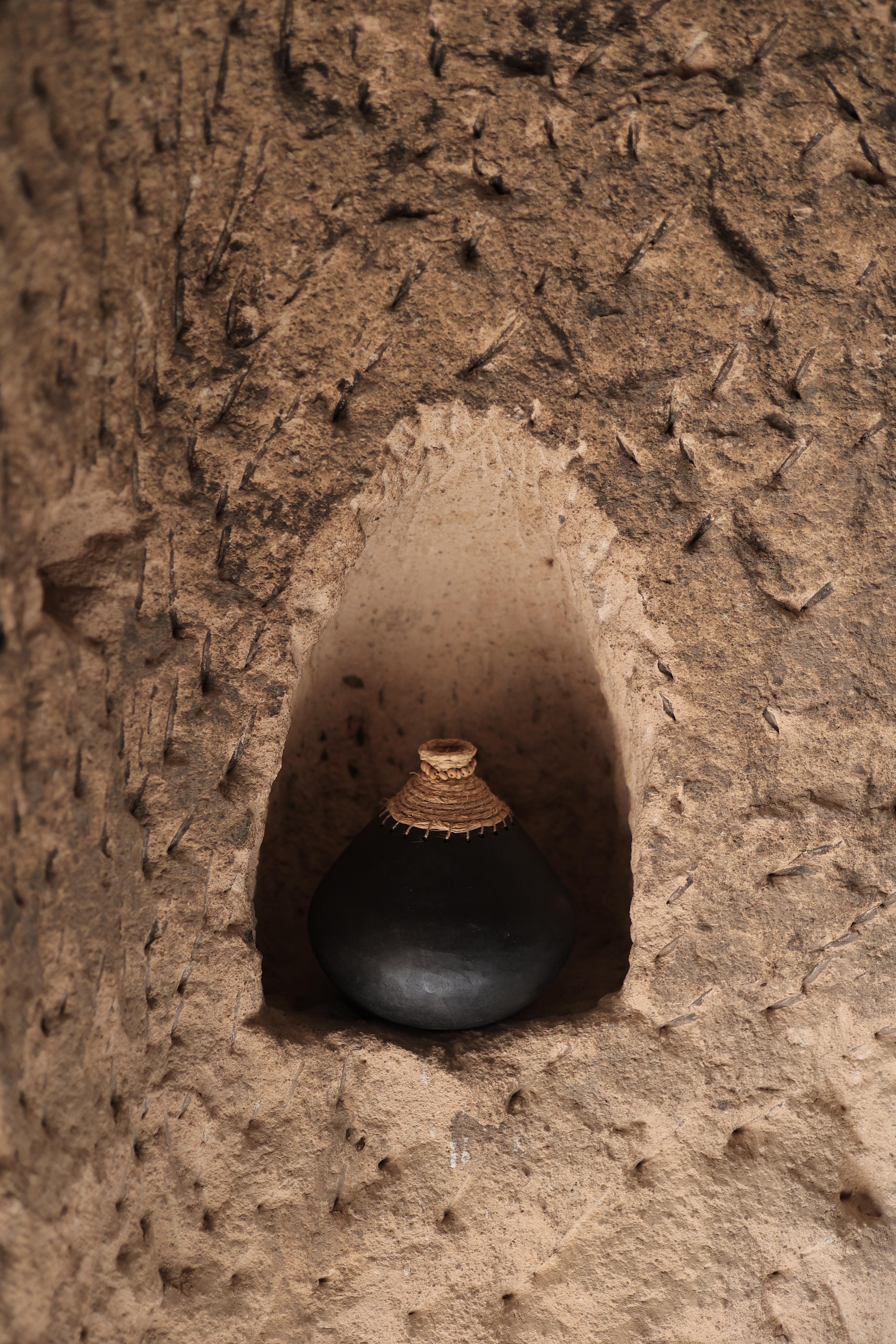 Hand Made Ceramic Yüklü Collection Vase by İpek Çise Turco en venta