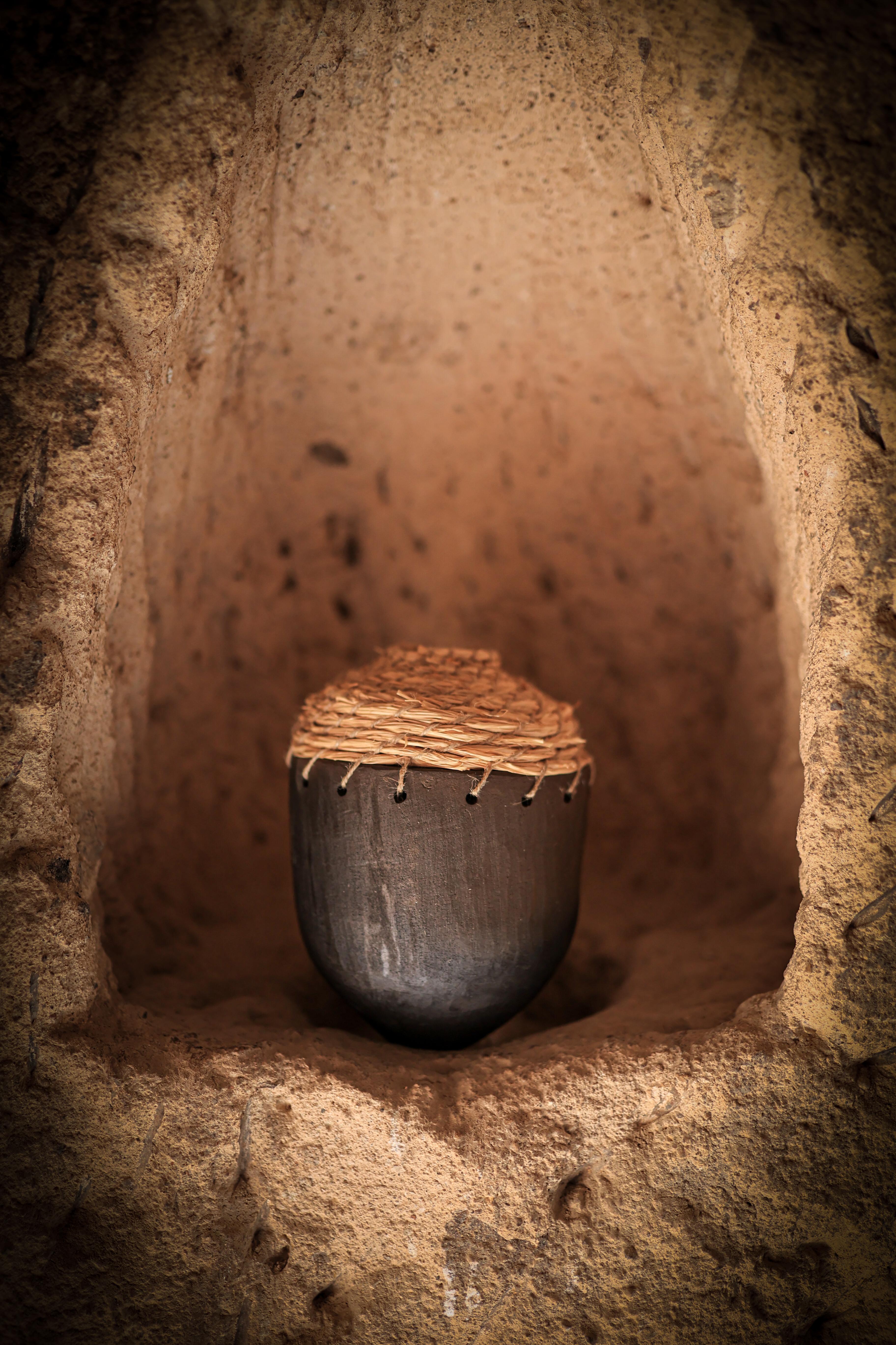 Vase de la Collection Yüklü en céramique fait à la main par İpek Çise Neuf - En vente à Geneve, CH