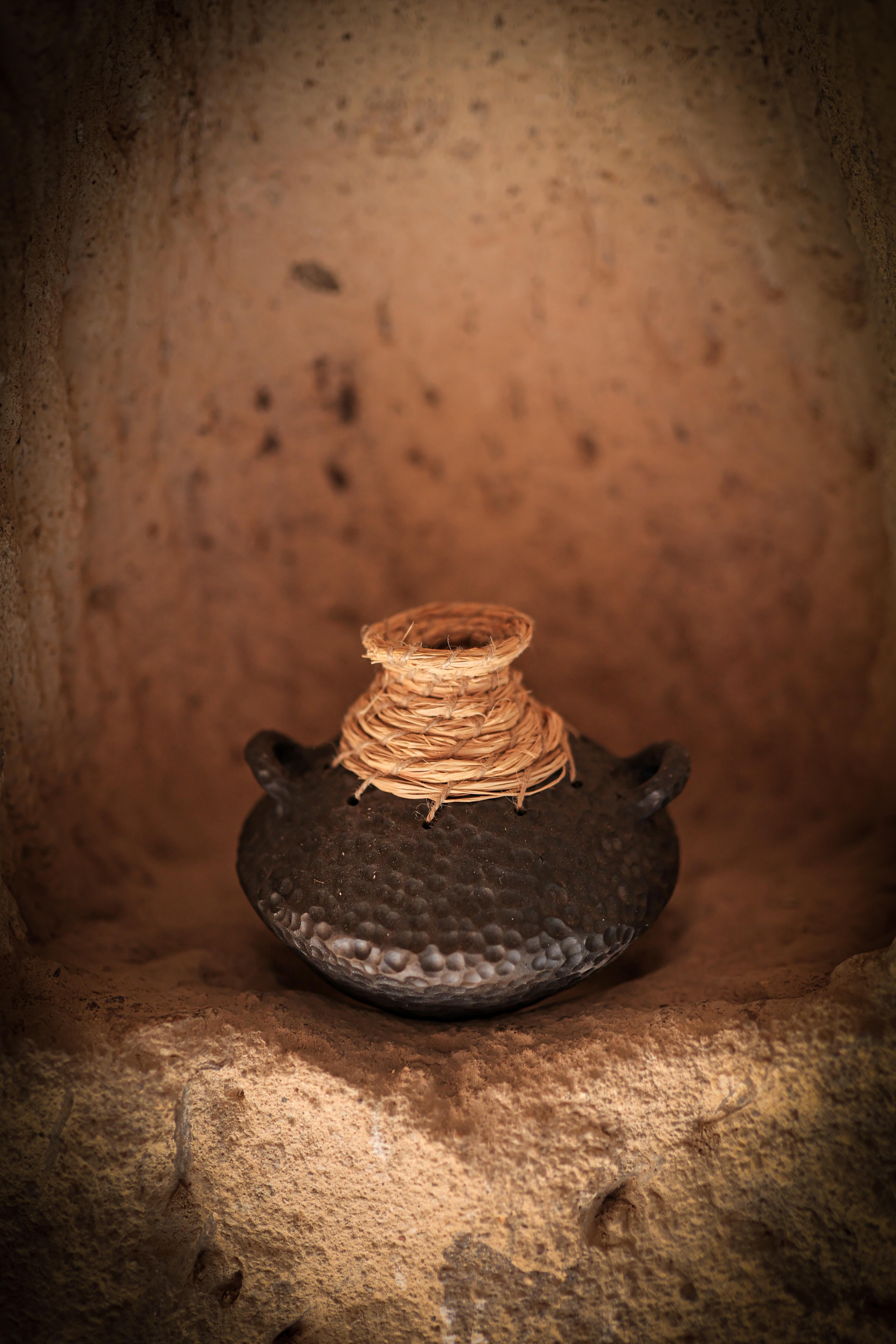 XXIe siècle et contemporain Vase de la Collection Yüklü en céramique fait à la main par İpek Çise en vente