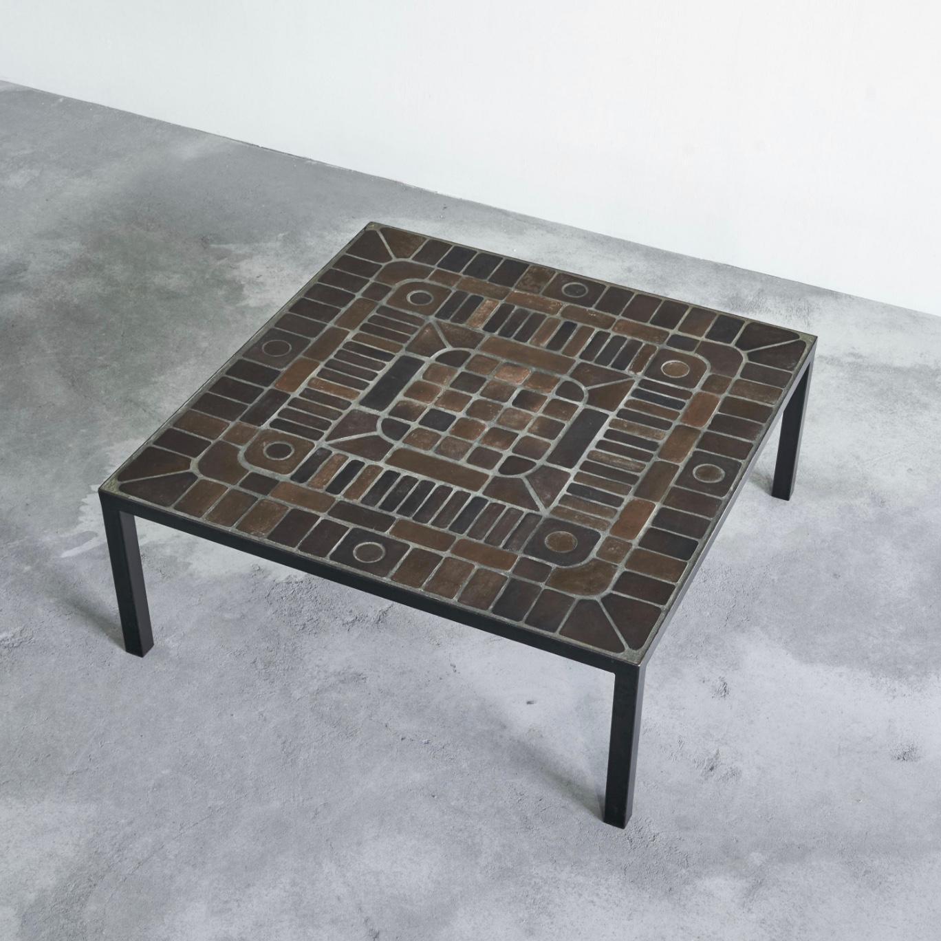 Mid-Century Modern Table basse Hand Made en métal et carreaux de céramique Belgique années 1960 en vente