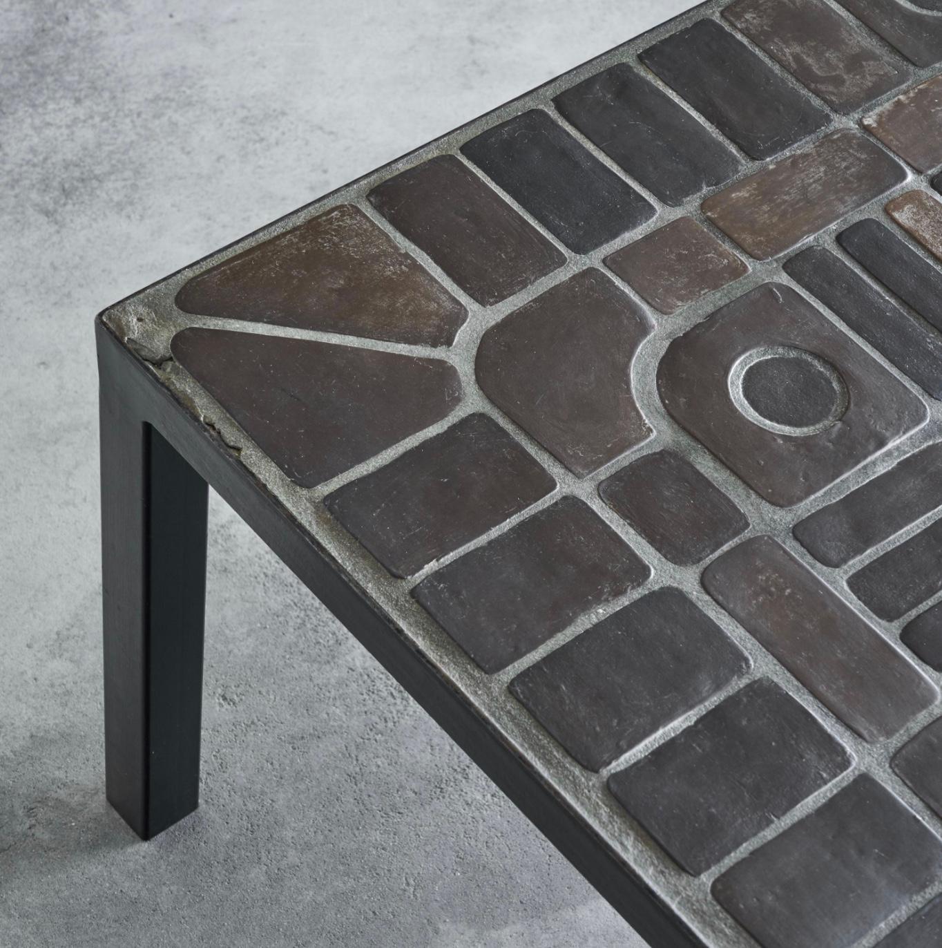 Métal Table basse Hand Made en métal et carreaux de céramique Belgique années 1960 en vente