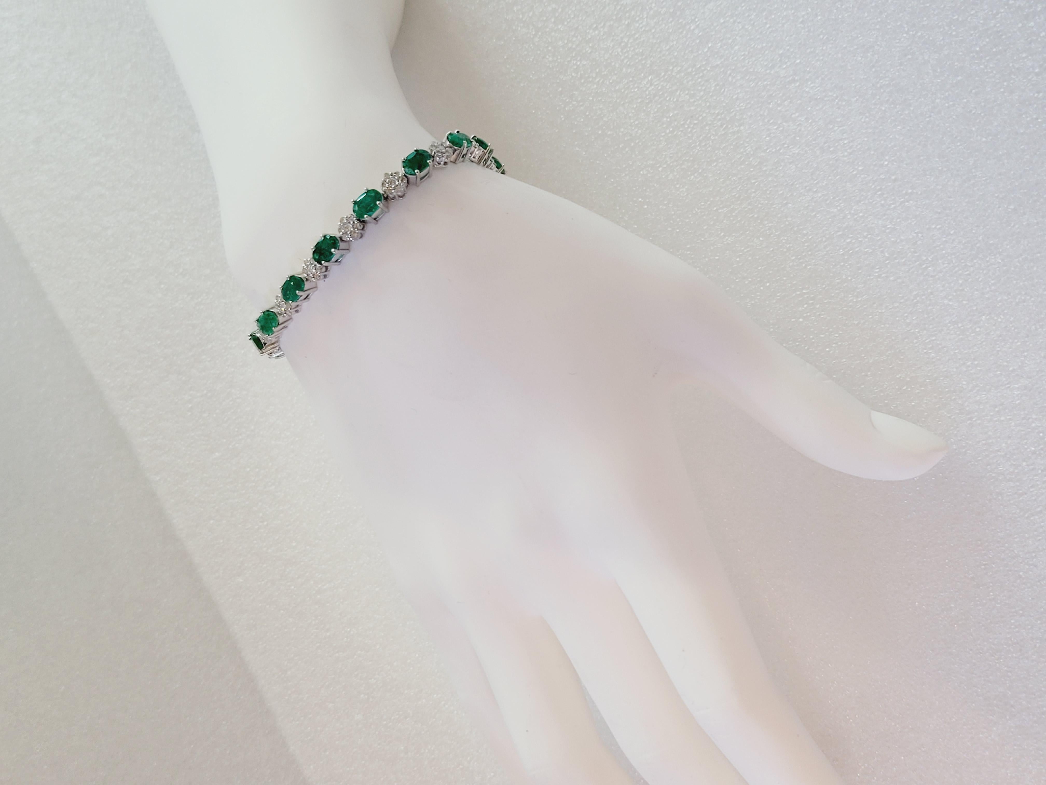 Hand Made Colombian Emerald Bracelet with Diamonds in 14K White Gold In New Condition For Sale In New York, NY