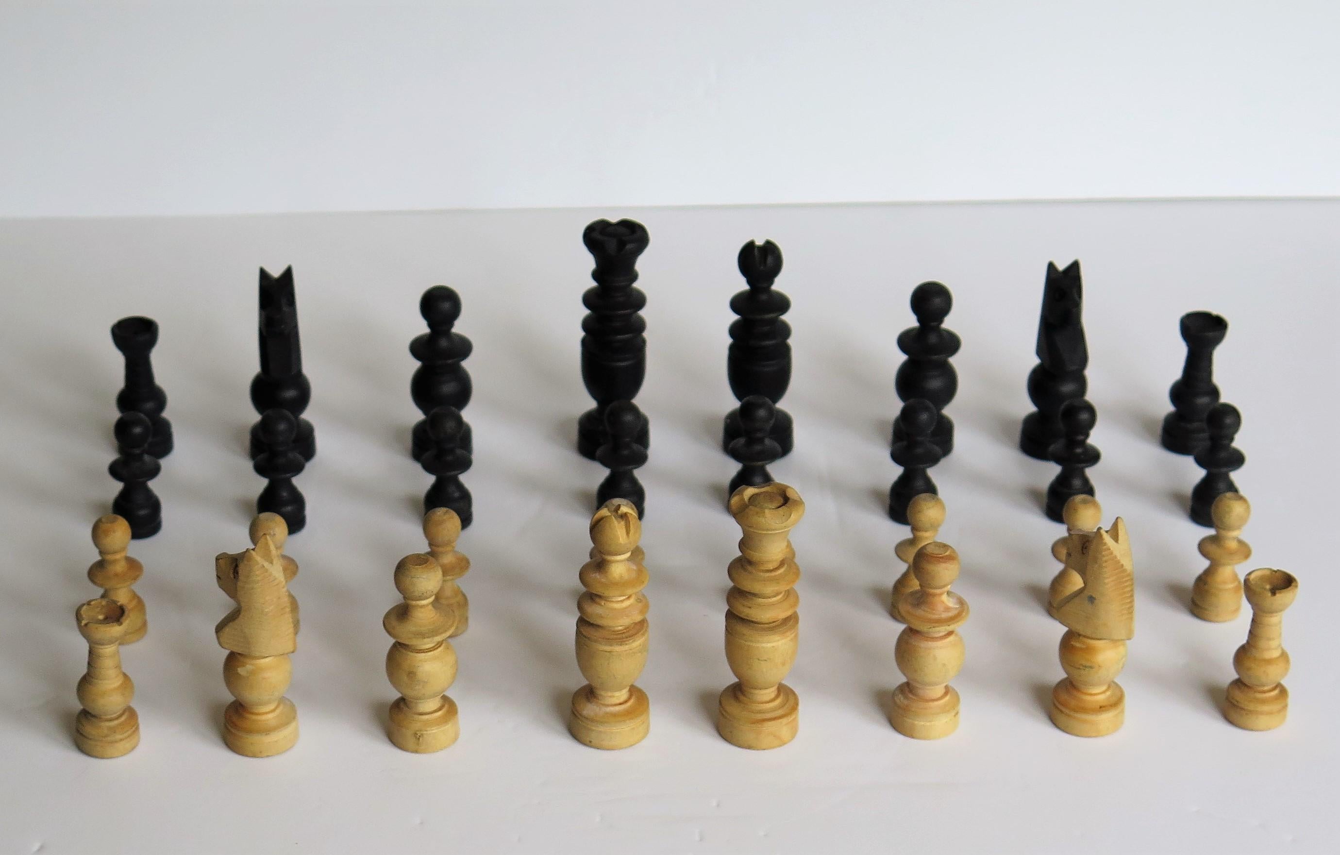 Handmade Complete Chess Set in Oak Dovetailed Box Apprentice Piece, circa 1920 2