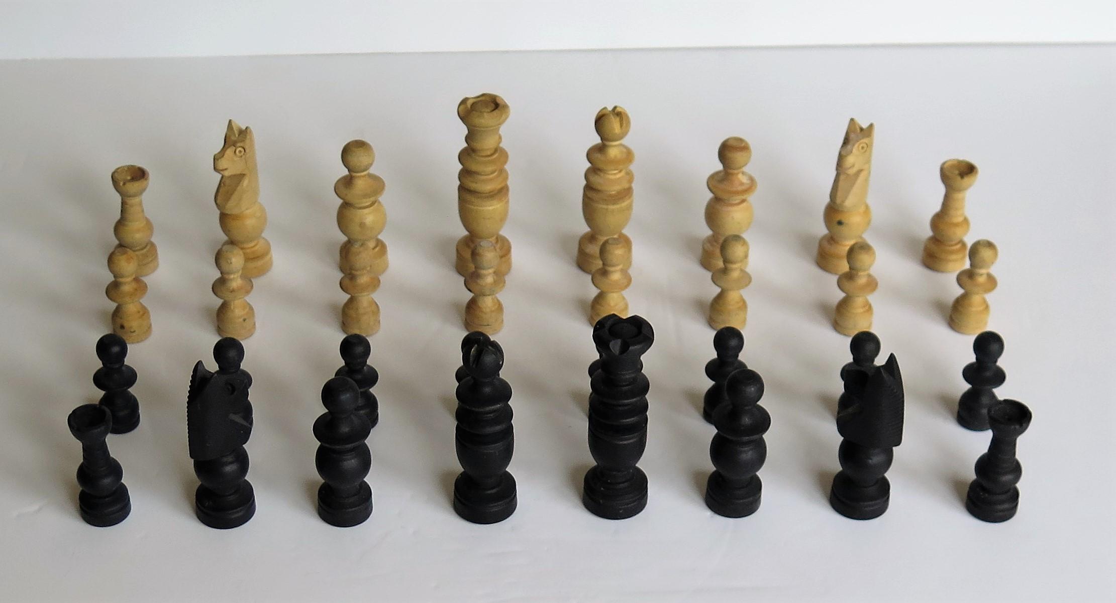 Handmade Complete Chess Set in Oak Dovetailed Box Apprentice Piece, circa 1920 4