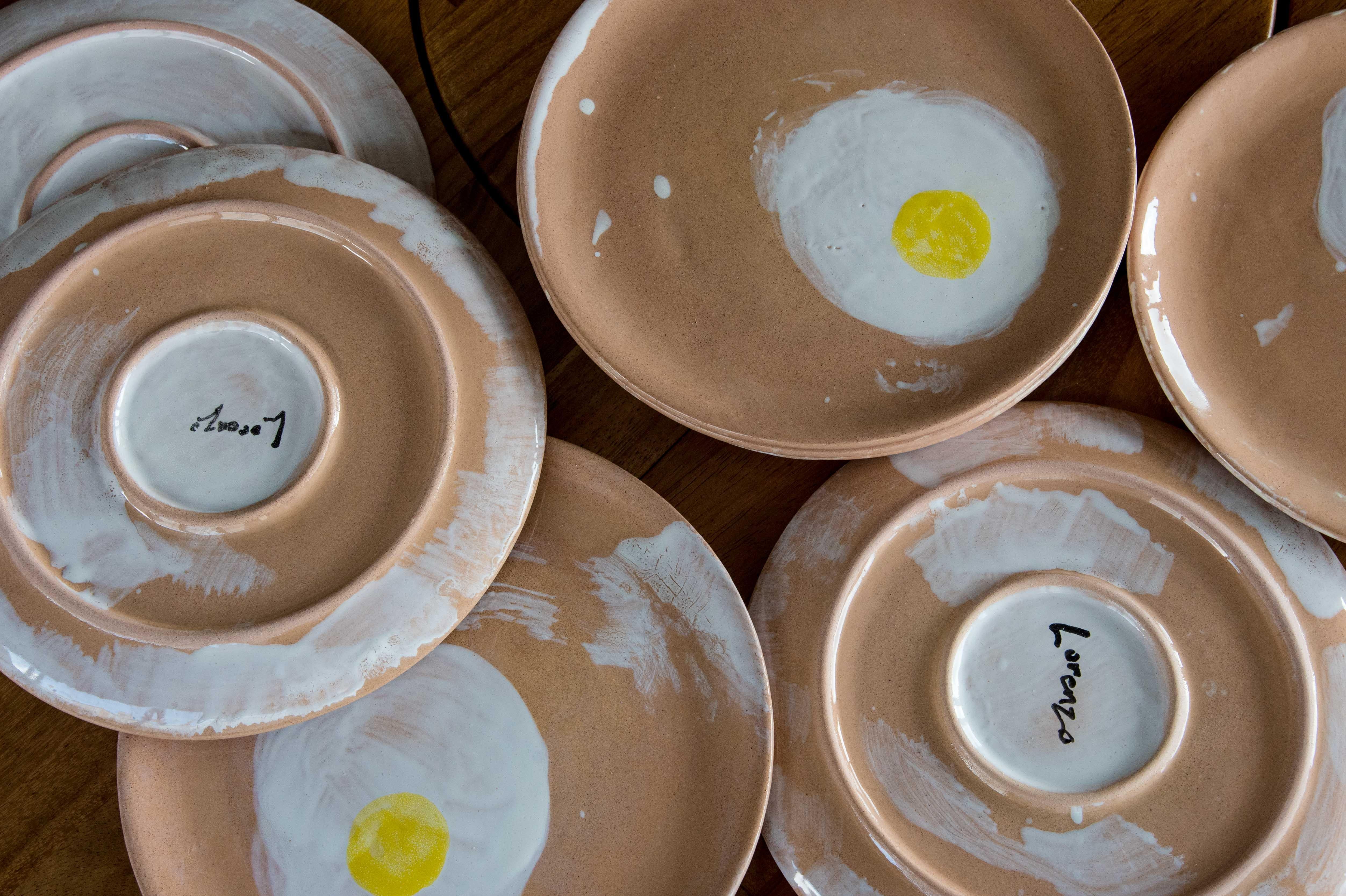 Assiette 8 en céramique au design moderne d'œuf par l'artiste Lorenzo Lorenzzo.

Le travail de Lorenzo fait allusion à son repas préféré, le petit-déjeuner, créant ainsi un design contemporain pour cette collection d'assiettes.