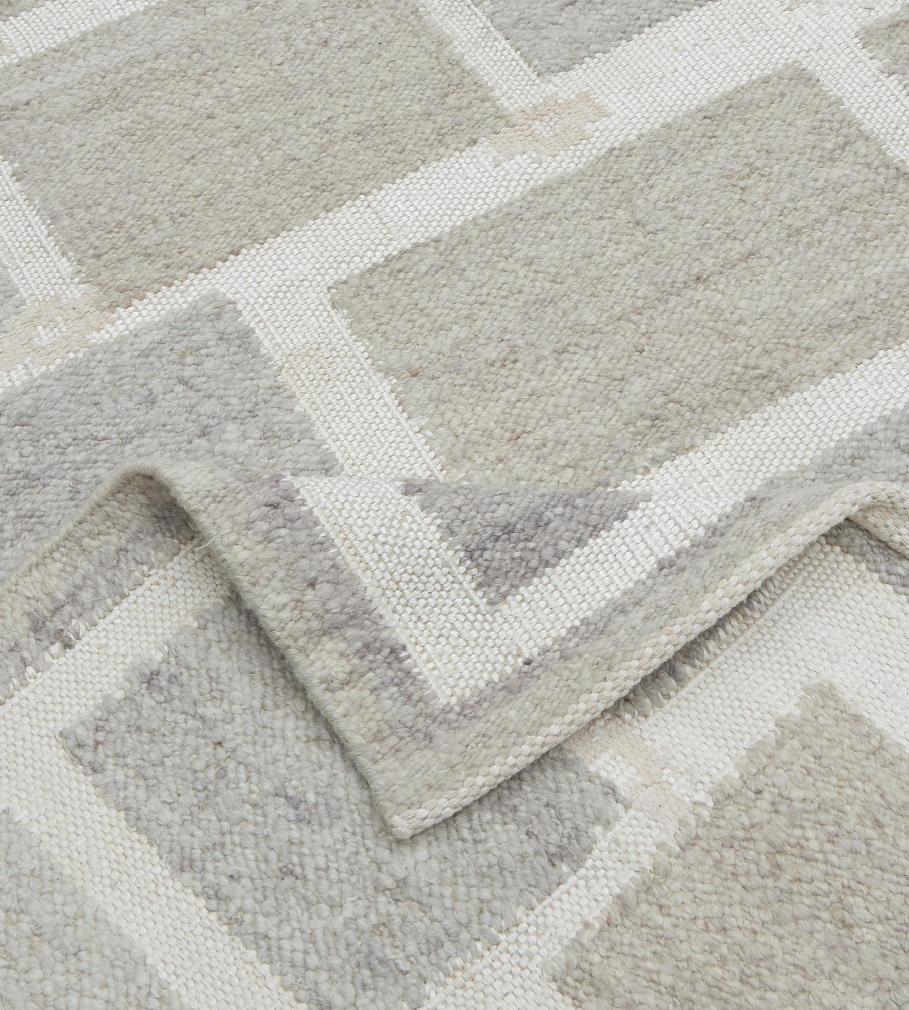 Hand-made Contemporary Swedish-Inspired Wool rug For Sale 1