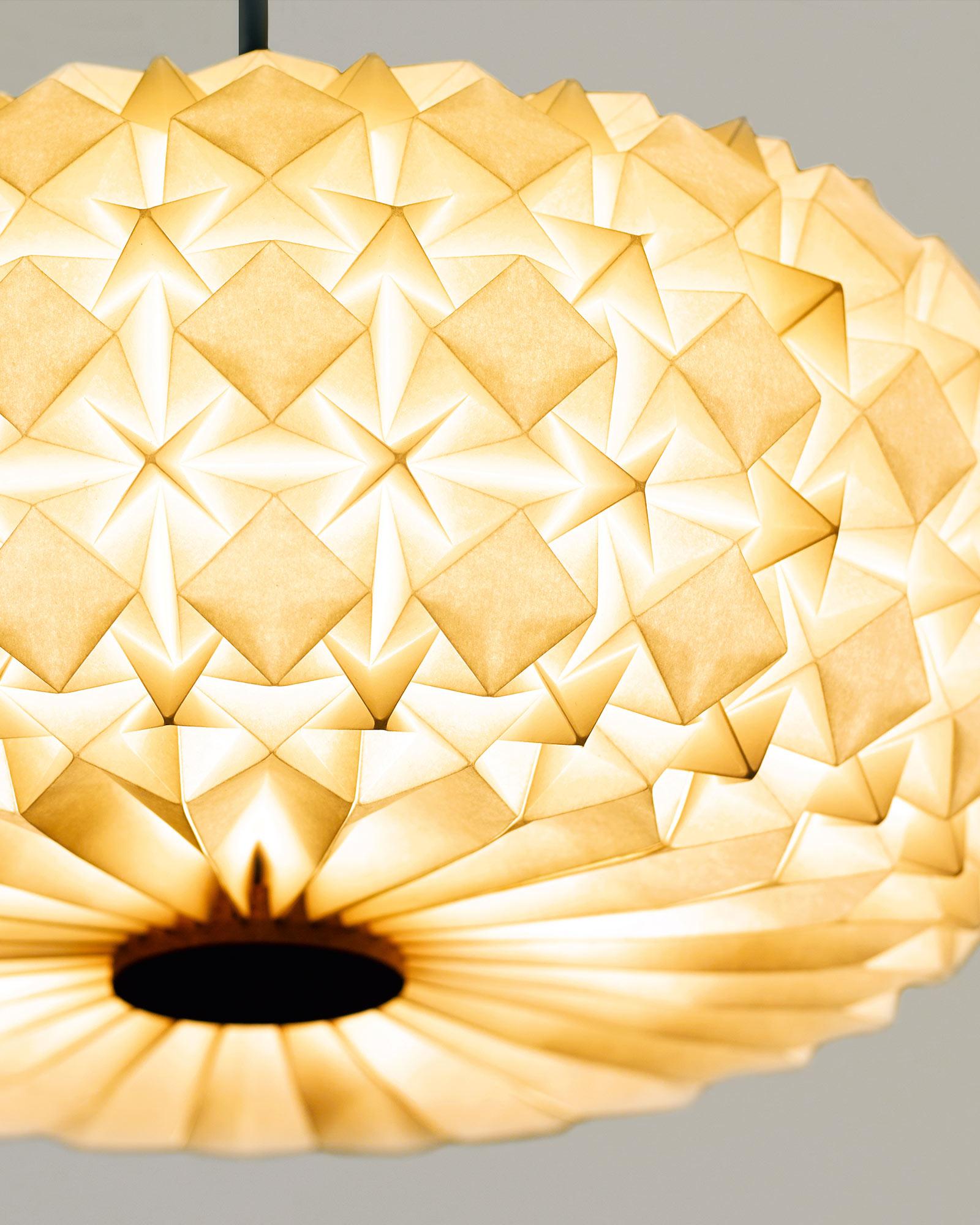 Ein CNC-gefräster Holzbaldachin mit 5 zart handgefalteten Origami-Papierlampenschirmen. Entworfen in Zusammenarbeit mit dem Origami-Künstler Ilan Garibi. Die Struktur aus Mahagoniholz ergänzt und kontrastiert ihn und macht ihn zu einem perfekten
