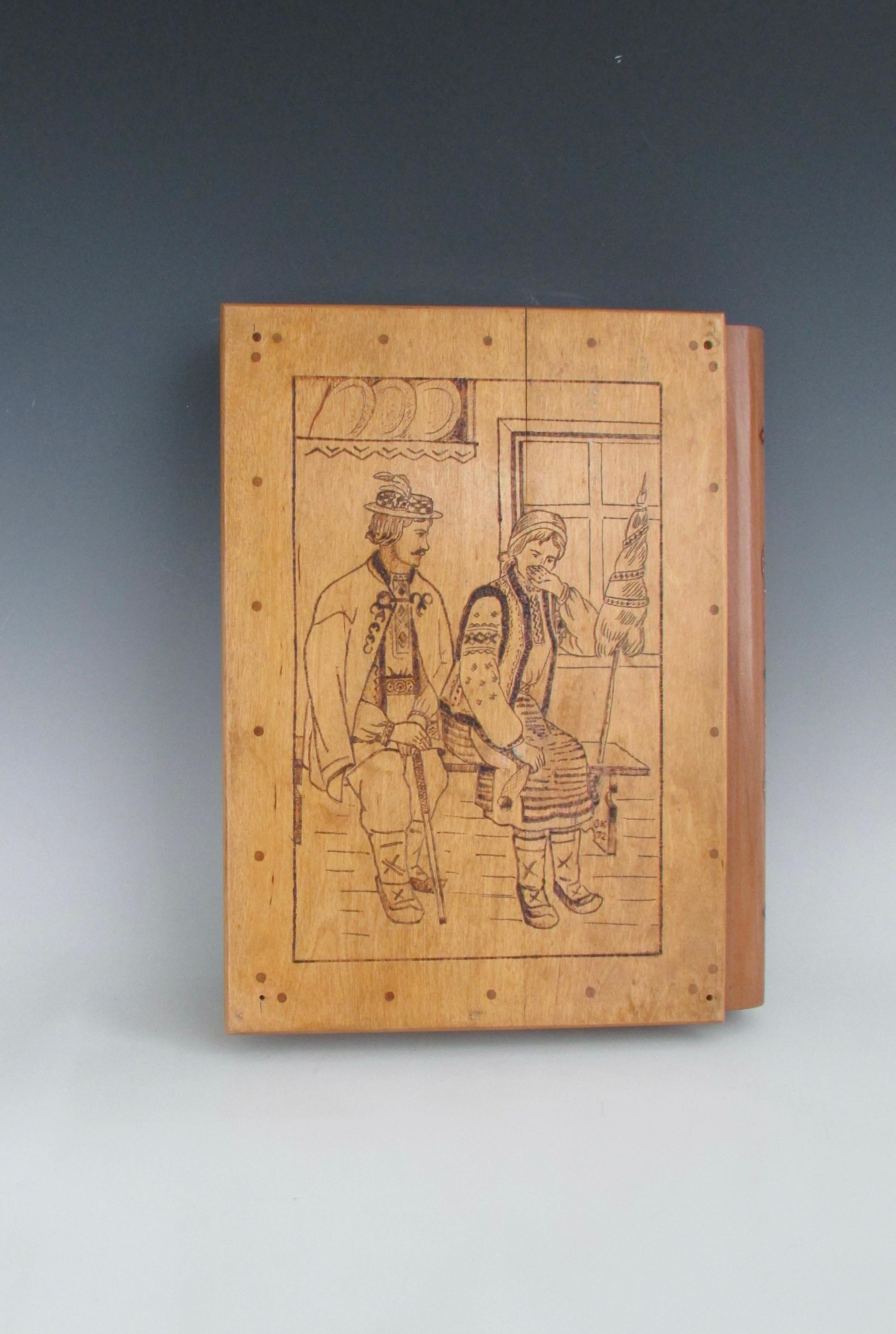 20ième siècle Boîte Keepsake en Pyrographie à queue d'aronde et couvercle incrusté, faite à la main, avec album de photos en vente