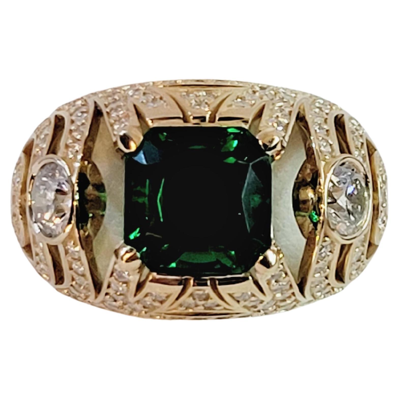 Hand-Made Emerald Rig in 14K Yellow Gold with Diamonds For Sale