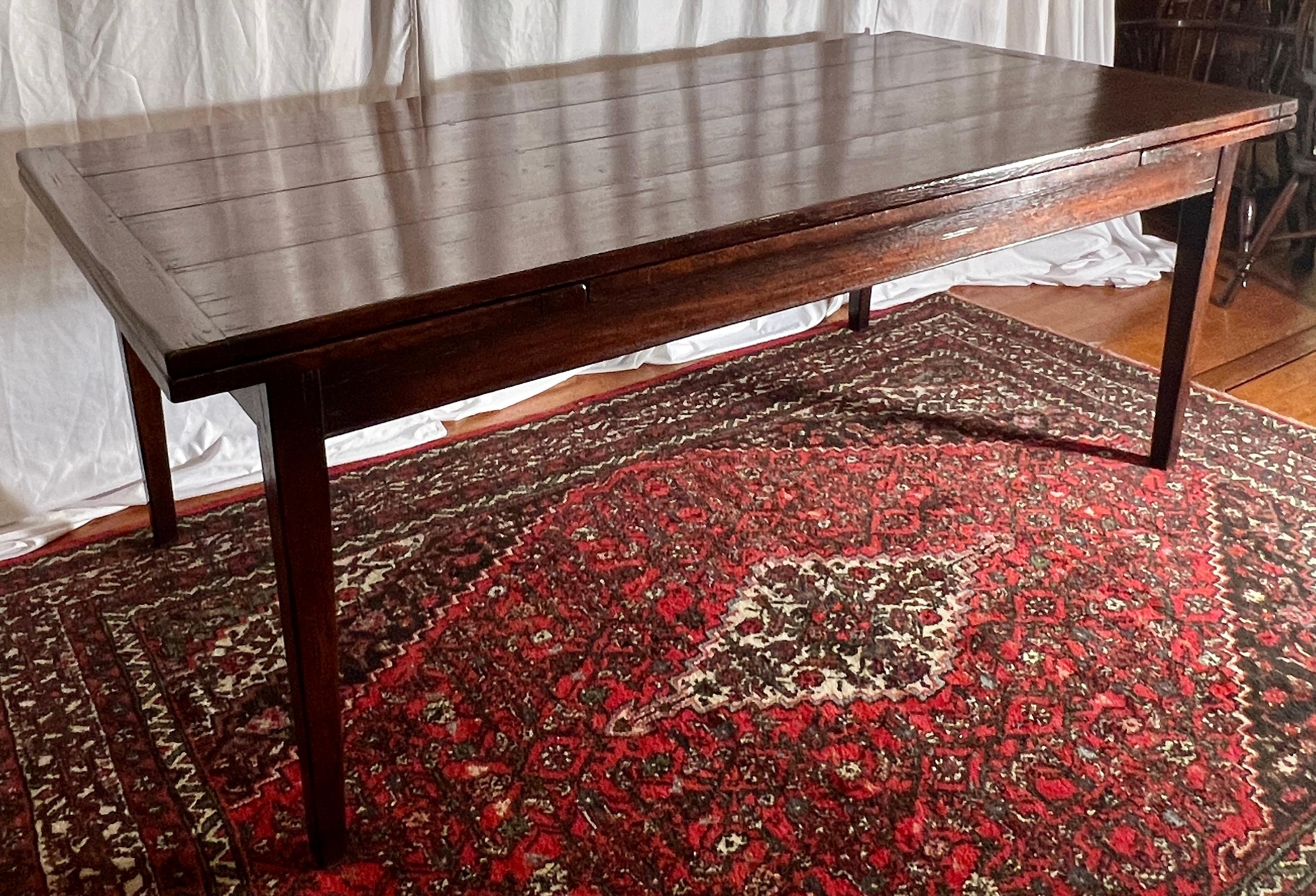 Hand-Made English Solid Oak Draw-Leaf Dining Table In Good Condition For Sale In New Orleans, LA