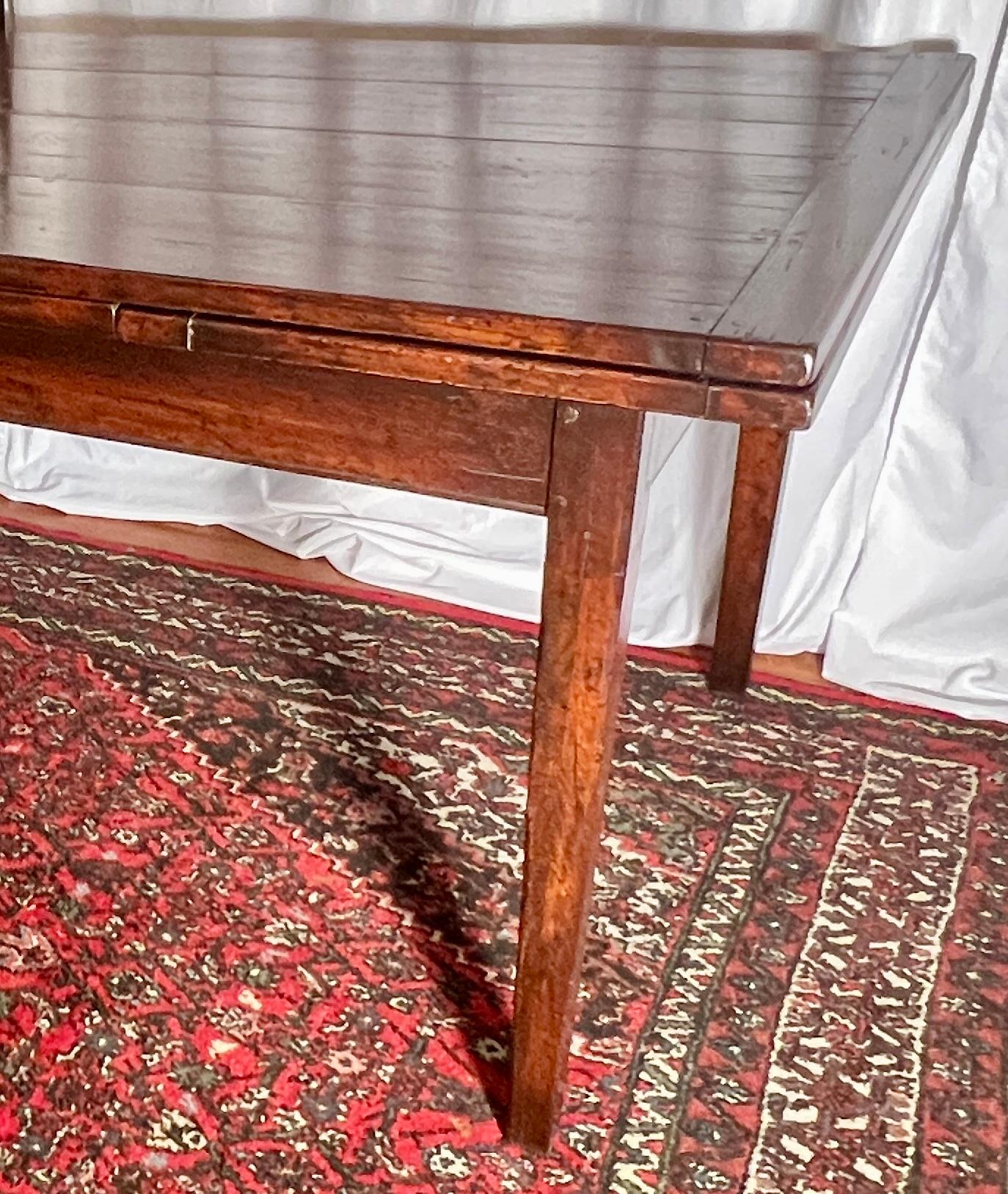 Mesa de comedor inglesa de roble macizo Draw-Leaf hecha a mano en Bueno estado para la venta en New Orleans, LA