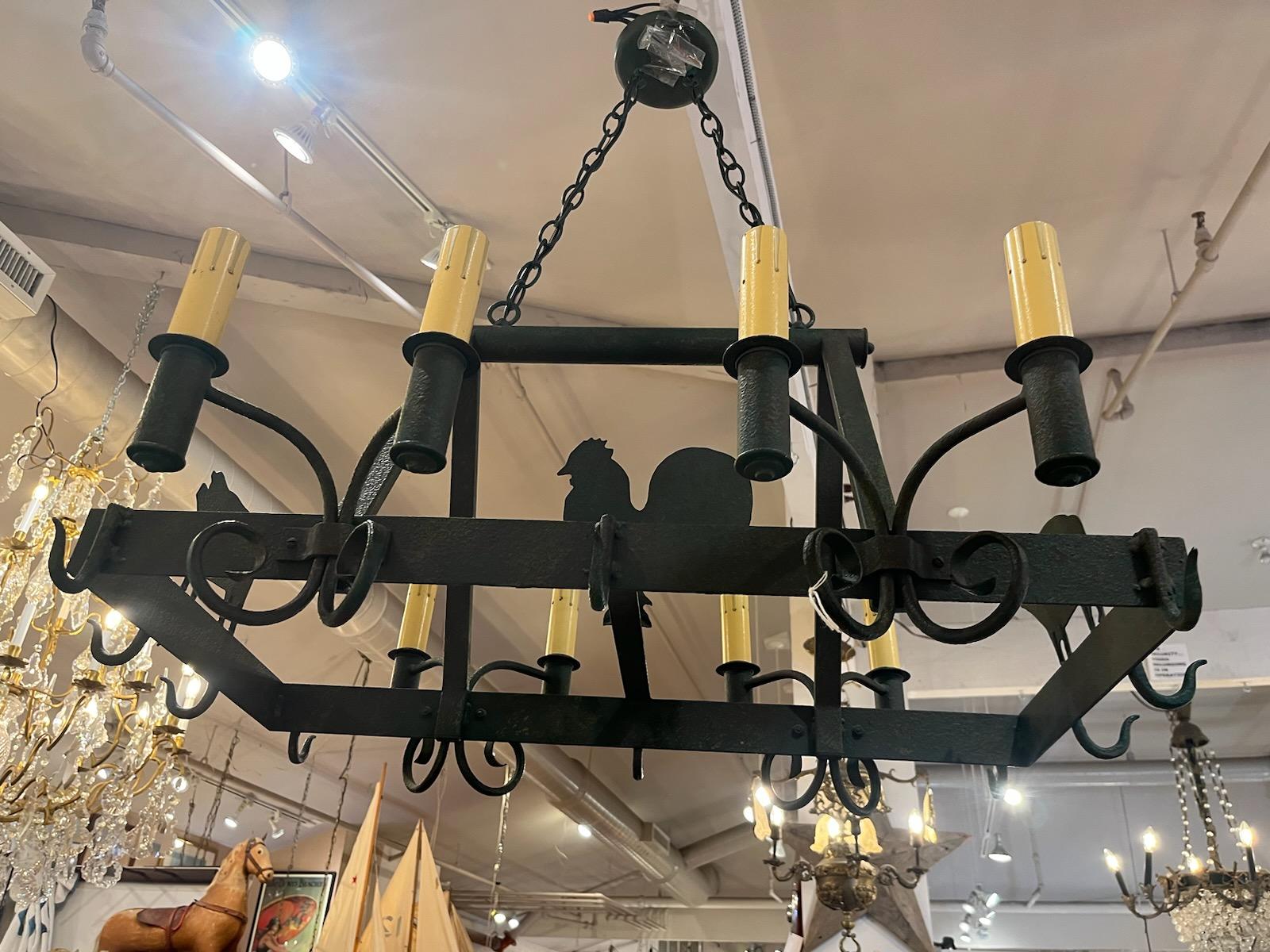Ce lustre de ferme artisanal  La surface peinte est une surface usée peinte en vert et nouvellement câblée en excellent état de fonctionnement.Il y a huit prises de lumière.Remarquez les suspensions de pots en fonte tout autour.Un look folky