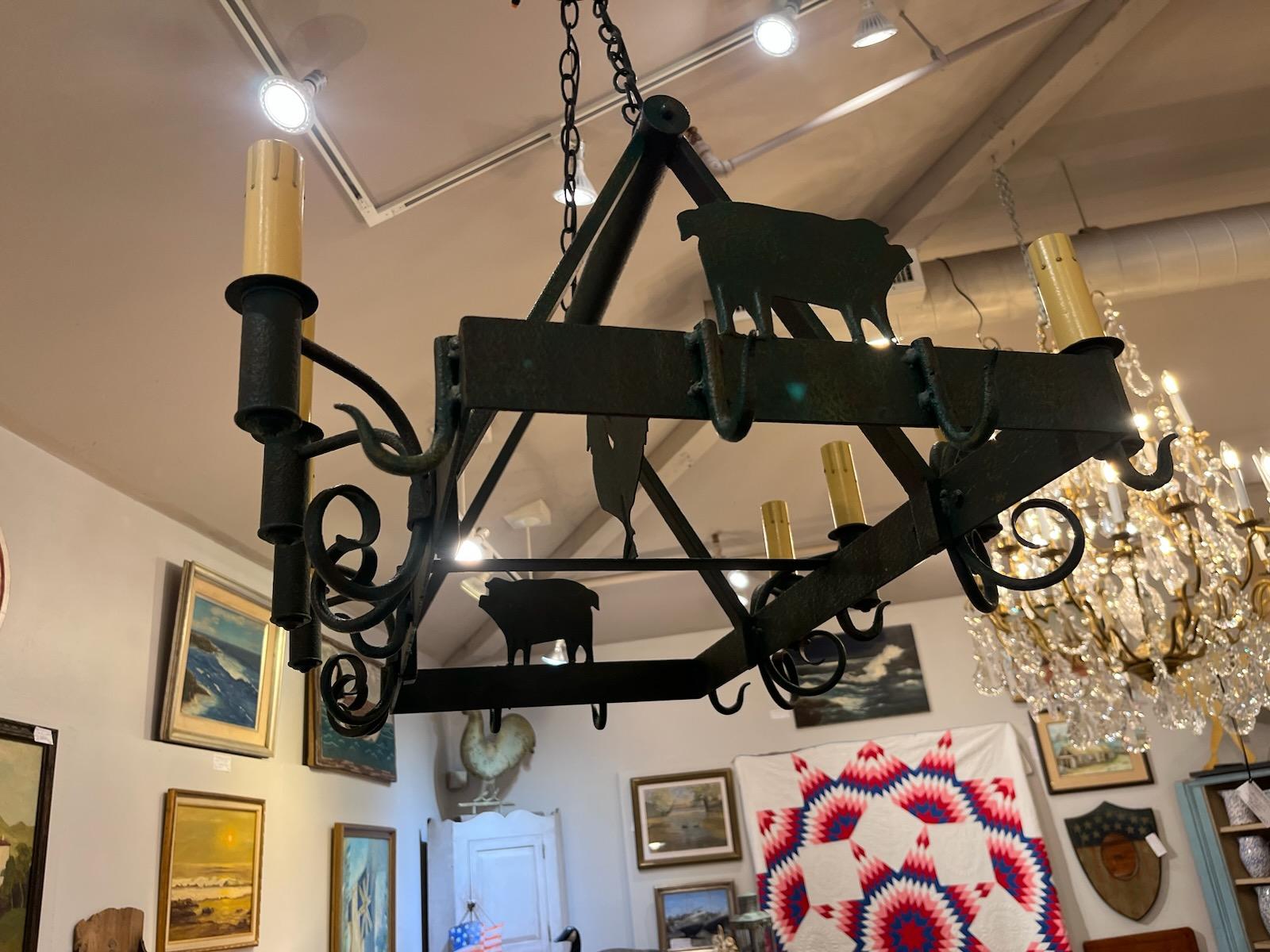 Fait main Hand Made Chandelier d'art populaire avec suspensions de pots en fer en vente