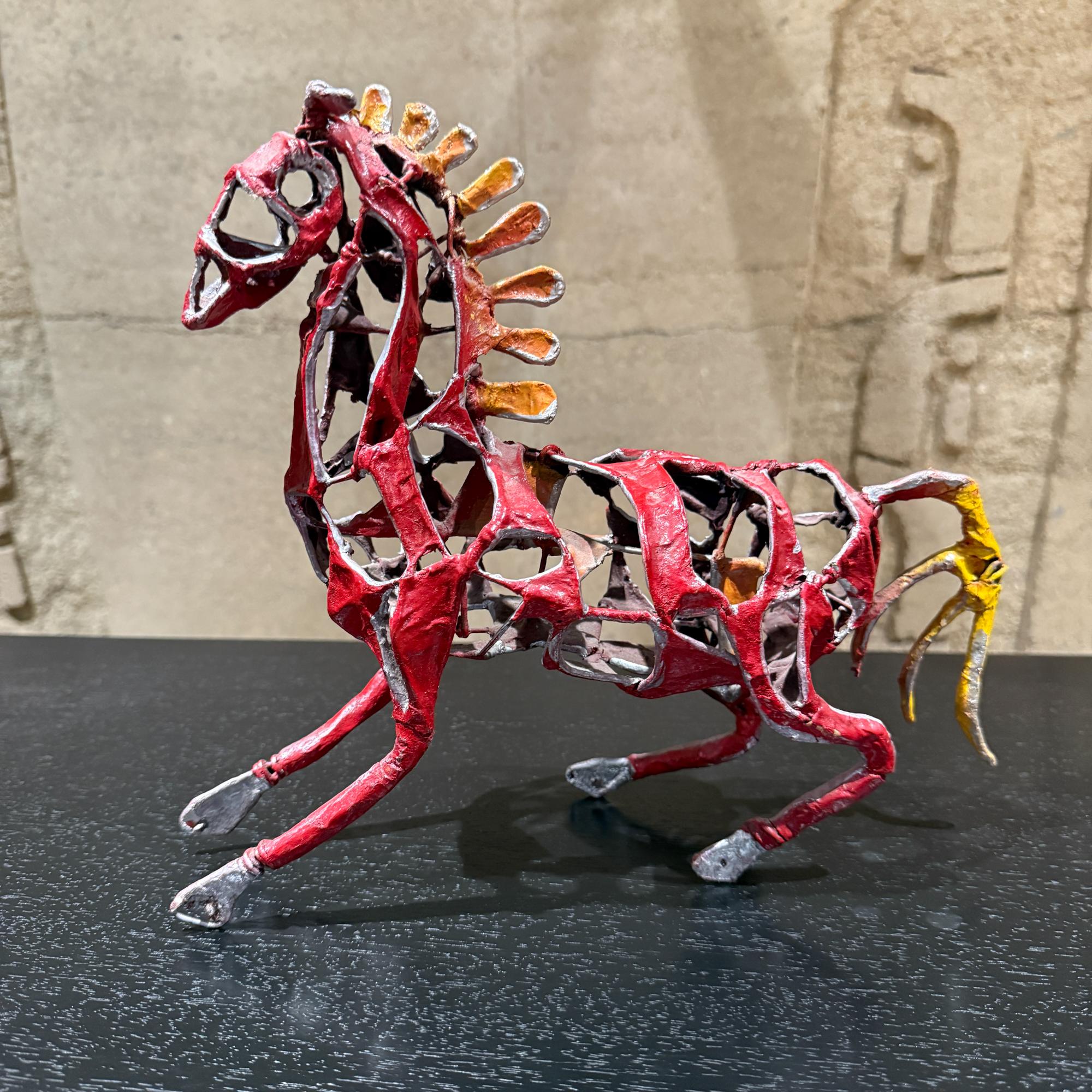 Pour votre considération, Hand Made Folk Art Sculpture Papel Mache Horse Vintage Abstract

Dimensions : 10.5