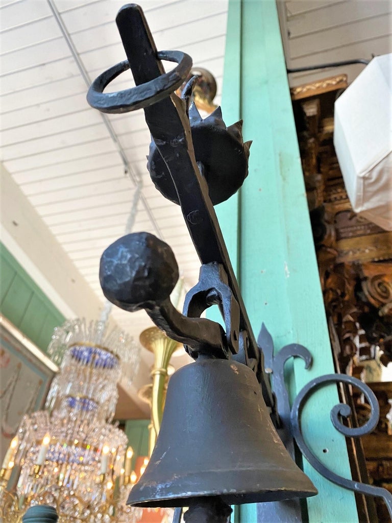 Cloche ancienne de porte de ferme rustique en forme de cloche, fabriquée à  la main, Los Angeles, Californie, Old Fashion En vente sur 1stDibs
