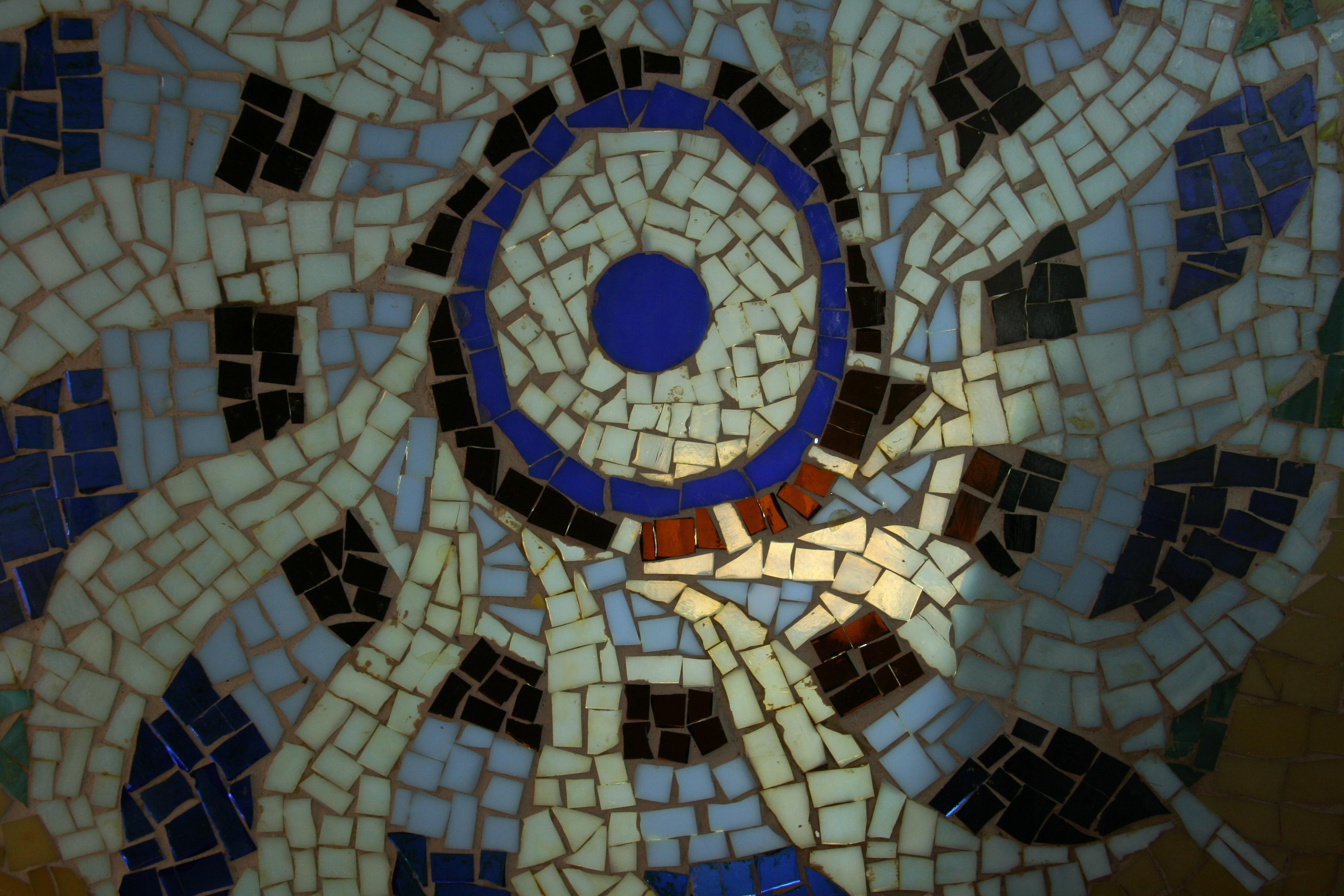 Milieu du XXe siècle Panneau de verre teinté en mosaïque géométrique fait à la main en vente