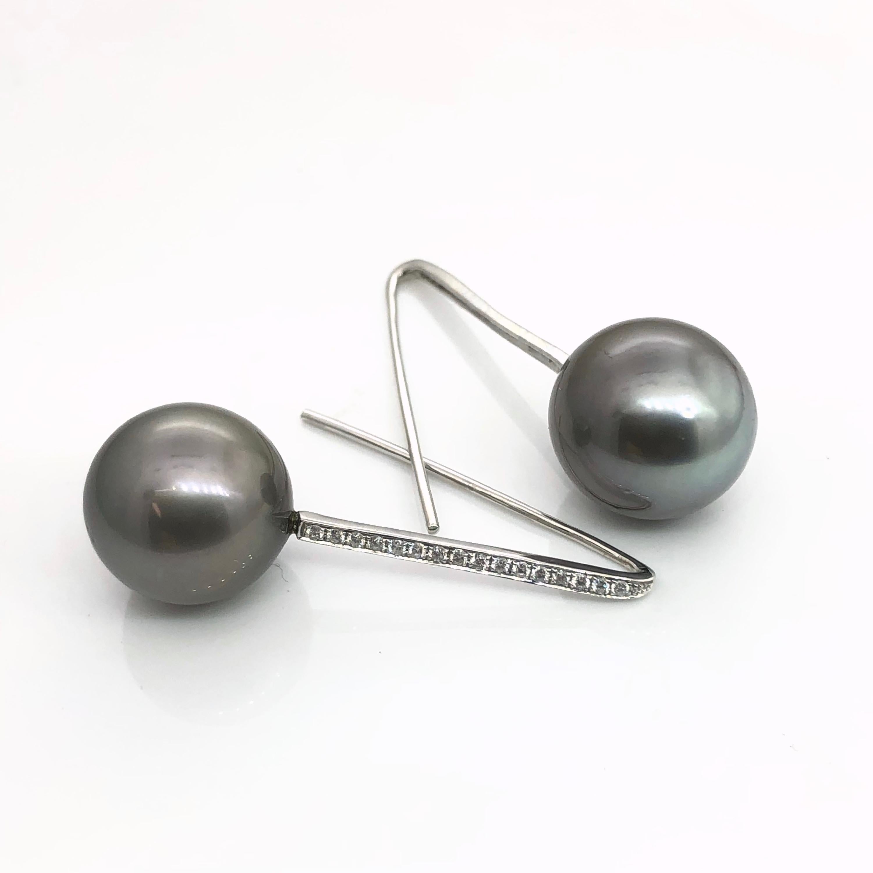 Moderne Boucles d'oreilles pendantes en or avec diamants et perles noires de Tahiti, faites à la main en vente