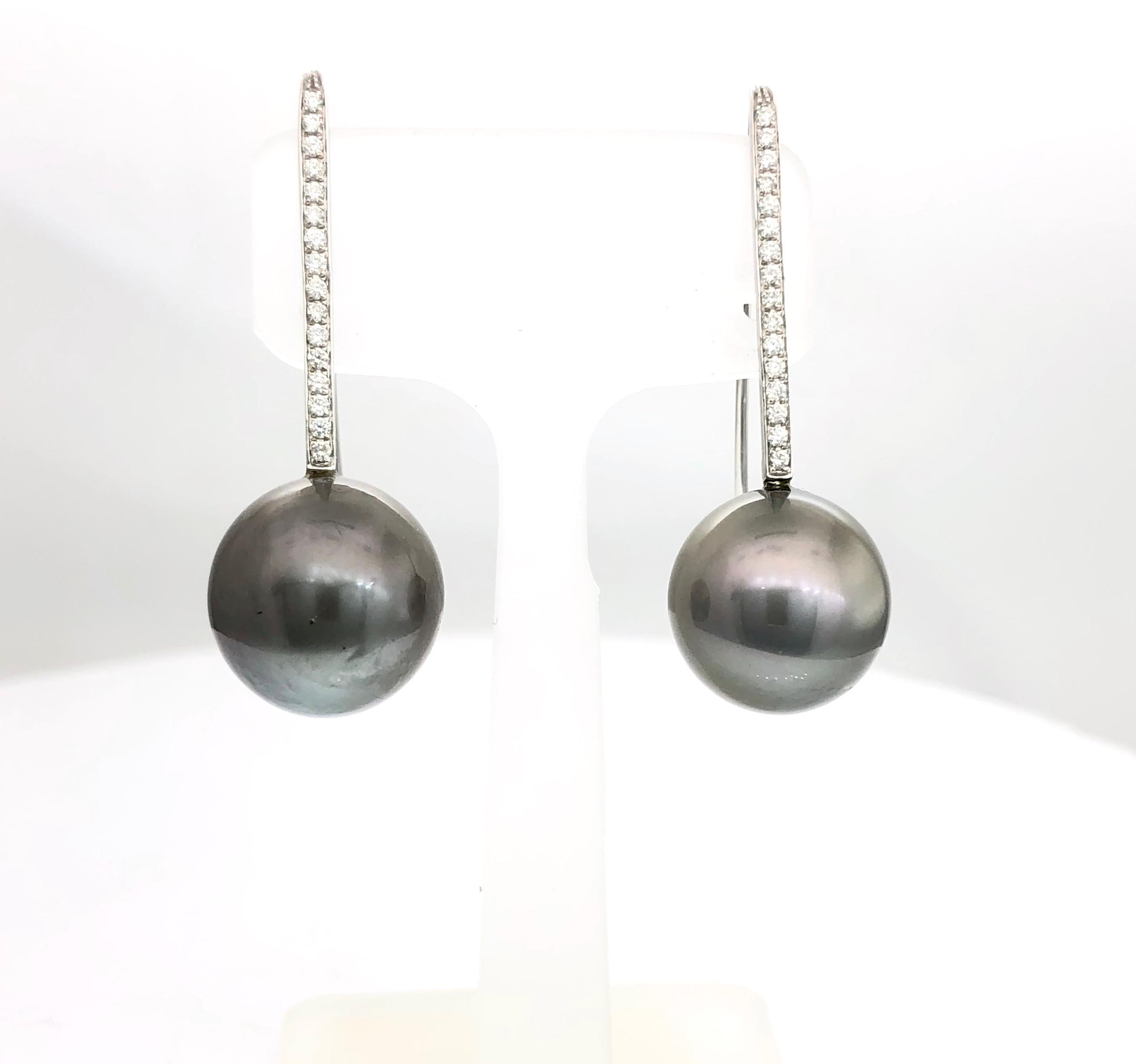 Hand Made Gold Hanging Earrings with Diamonds and Black Tahitian Pearls In New Condition In MELBOURNE, VIC
