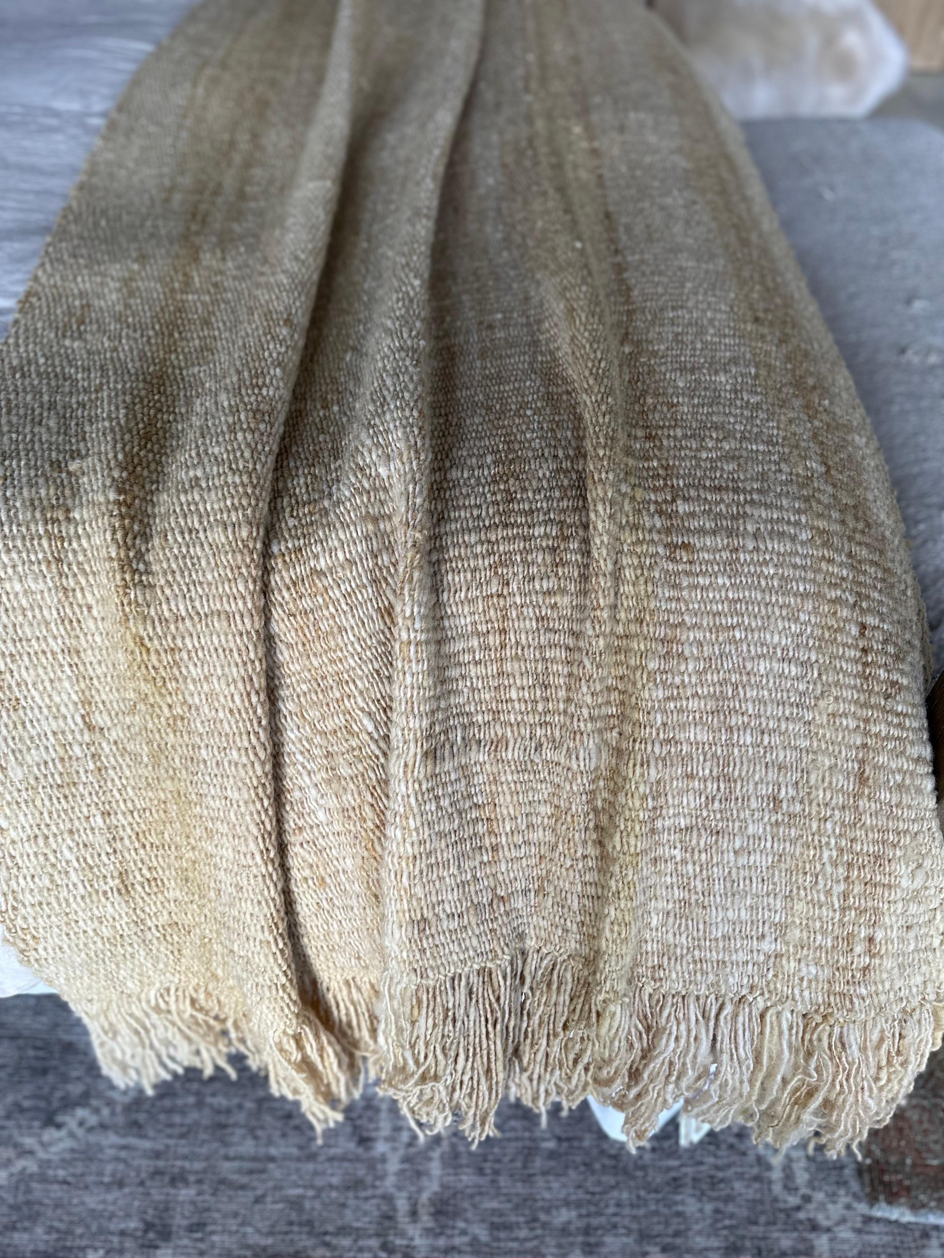 Plaid en laine texturée Gold Moss Hand Made  en vente 2