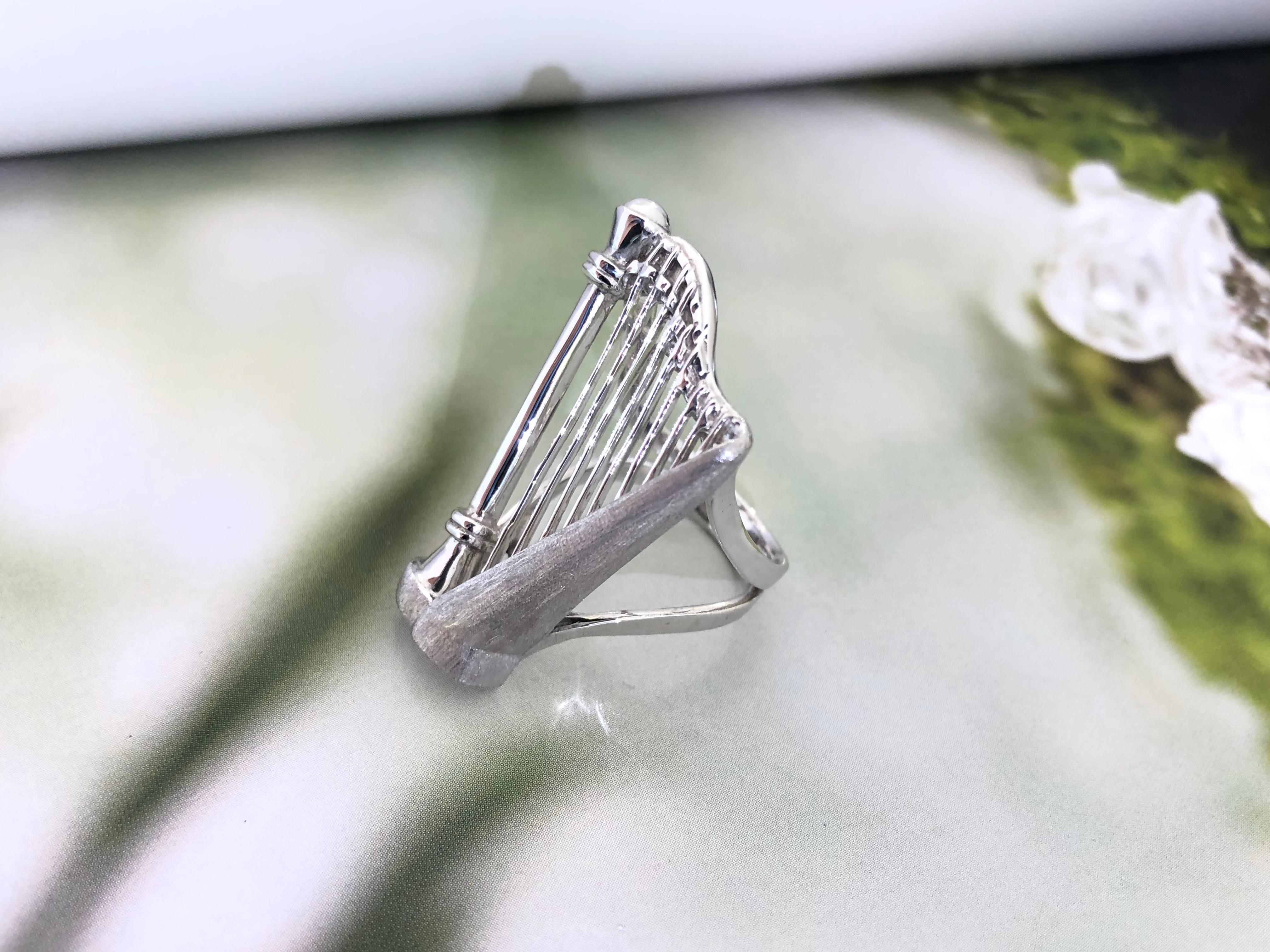 This hand-made harp-shaped 925 silver ring is modeled acording to the instrument itself,  perfectly integrating musical inspiration with exquisite jewellery craftsmanship. It tells a passionate love for music and symbolizes the eternal interweaving