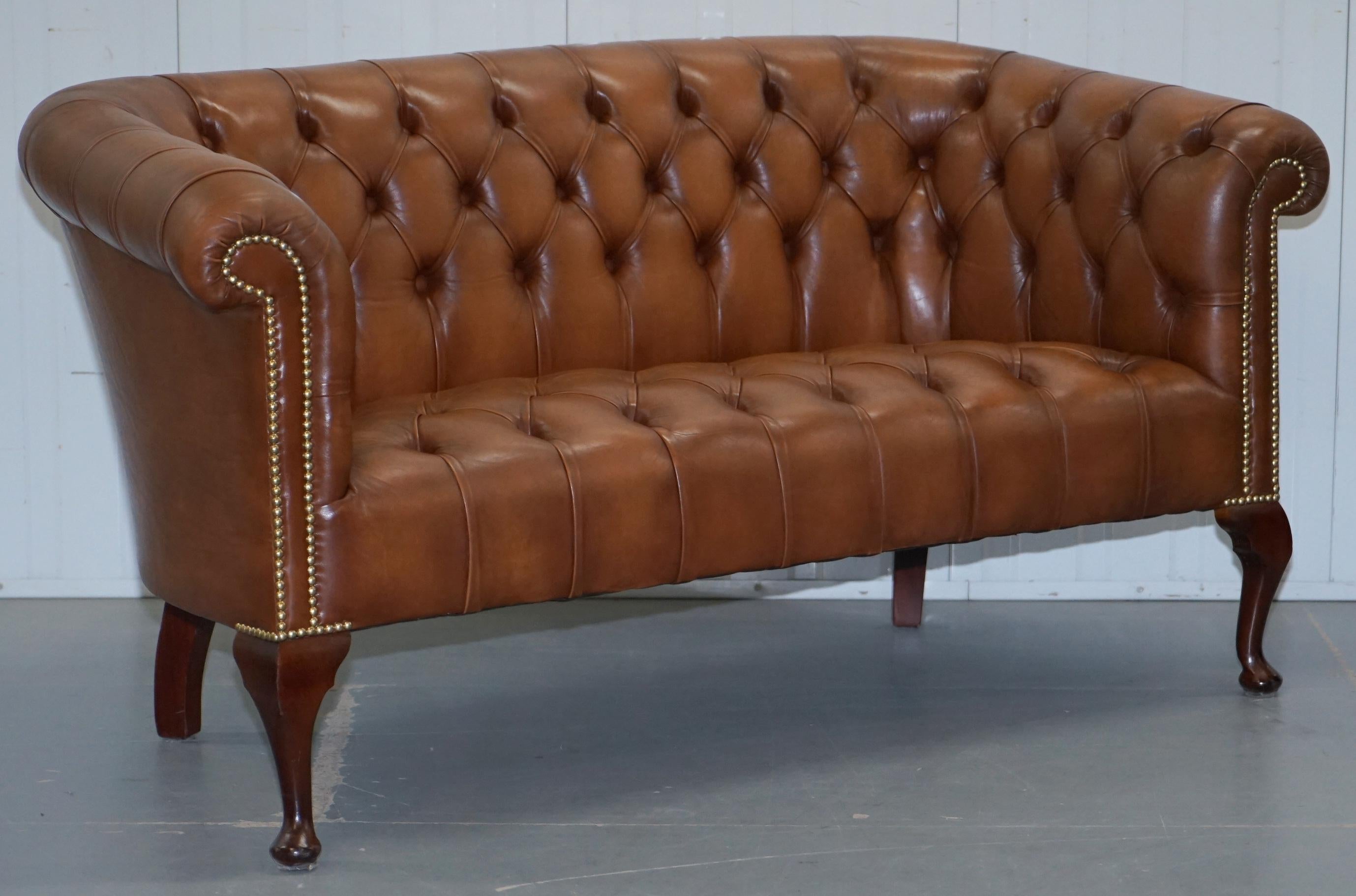 We are delighted to offer for auction this lovely handmade in England original Chesterfield brown leather tub armchair and matching small sofa

There are around 50-100 high definition super-sized pictures at the bottom of this page

A very good