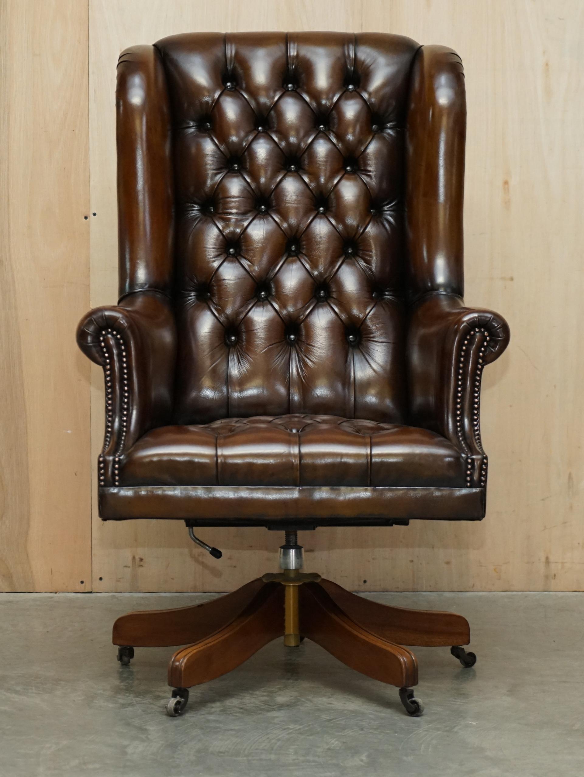 Wir freuen uns, diese atemberaubende restauriert Hand gefärbt Zigarre braunem Leder sehr große Chesterfield Wingback Bürostuhl mit Original-Leder und Patina zum Verkauf anbieten.

Das ist in der Tat ein sehr bequemer Kapitänssessel, wie Ihr