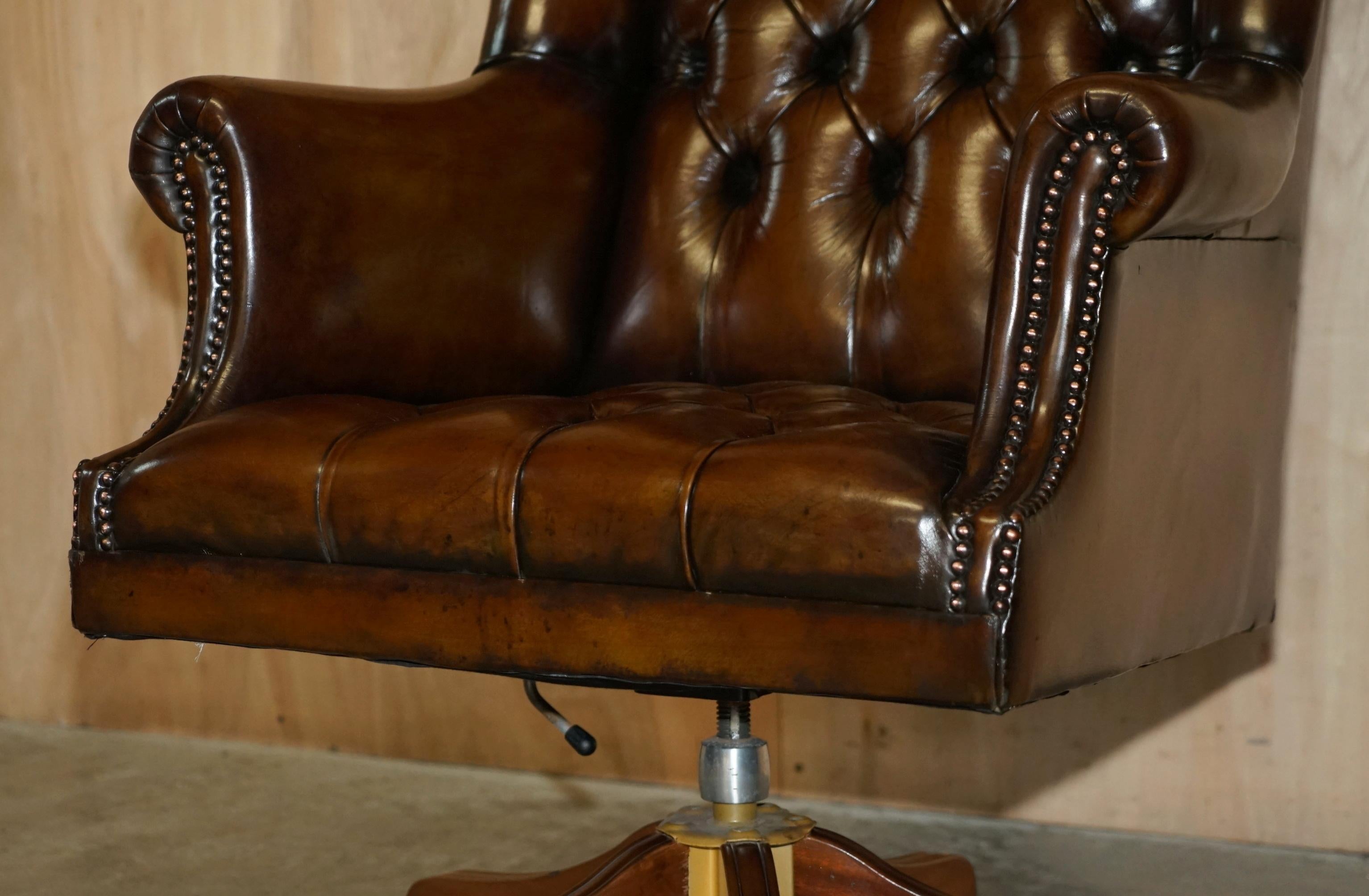 Hand Made in England Harrods London Chesterfield Wingback Swivel Office Chair (Moderne der Mitte des Jahrhunderts)