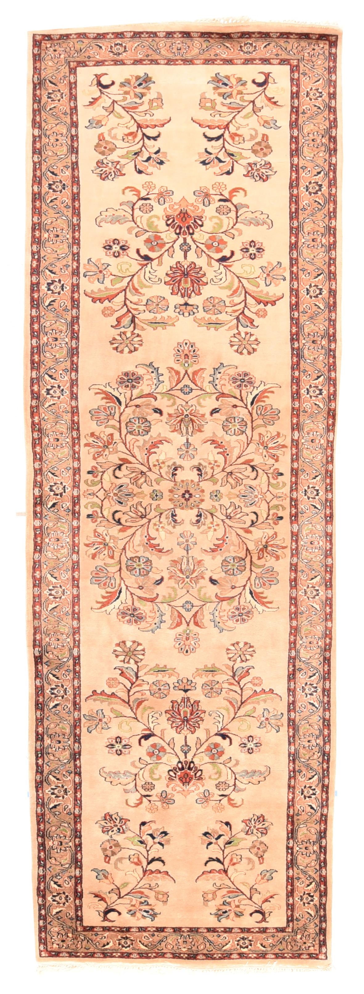 Runner indiano Tabriz 3'2'' x 11'11''. Il campo di paglia ecru mostra un medaglione aperto a quattro gambi sinuosi con palmette, rosette e foglie con palmette ramificate sopra e sotto, e altri fiori a gambo singolo negli angoli. Paglia, blu pallido,
