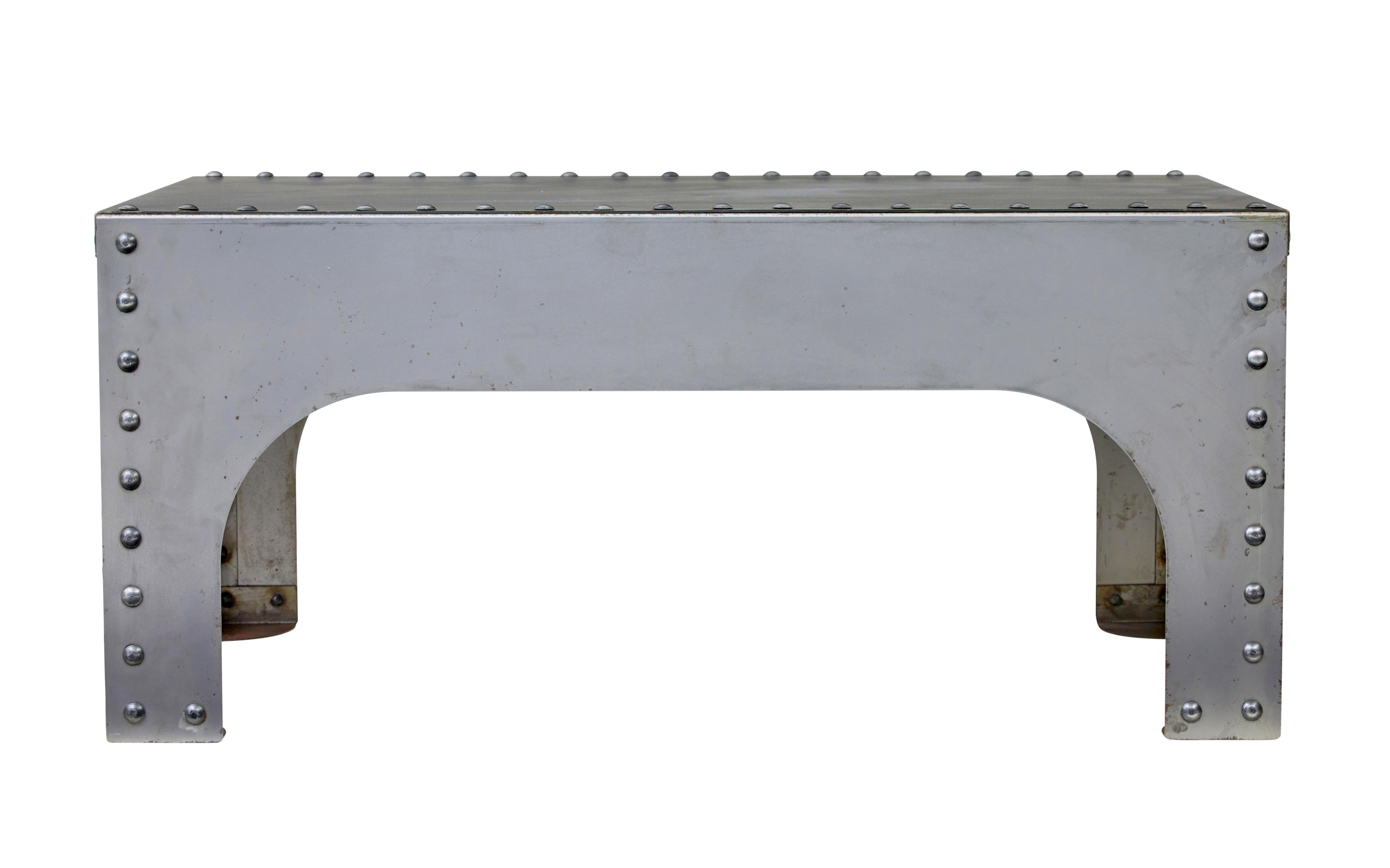 Handgefertigter Couchtisch aus Industriestahl, ca. 1990.

Moderner Tisch im industriellen Stil, handgefertigt und mit überdimensionalen Ziernieten befestigt.  Ideal für den Einsatz als Beistelltisch oder im Gartenzimmer

Geringfügige