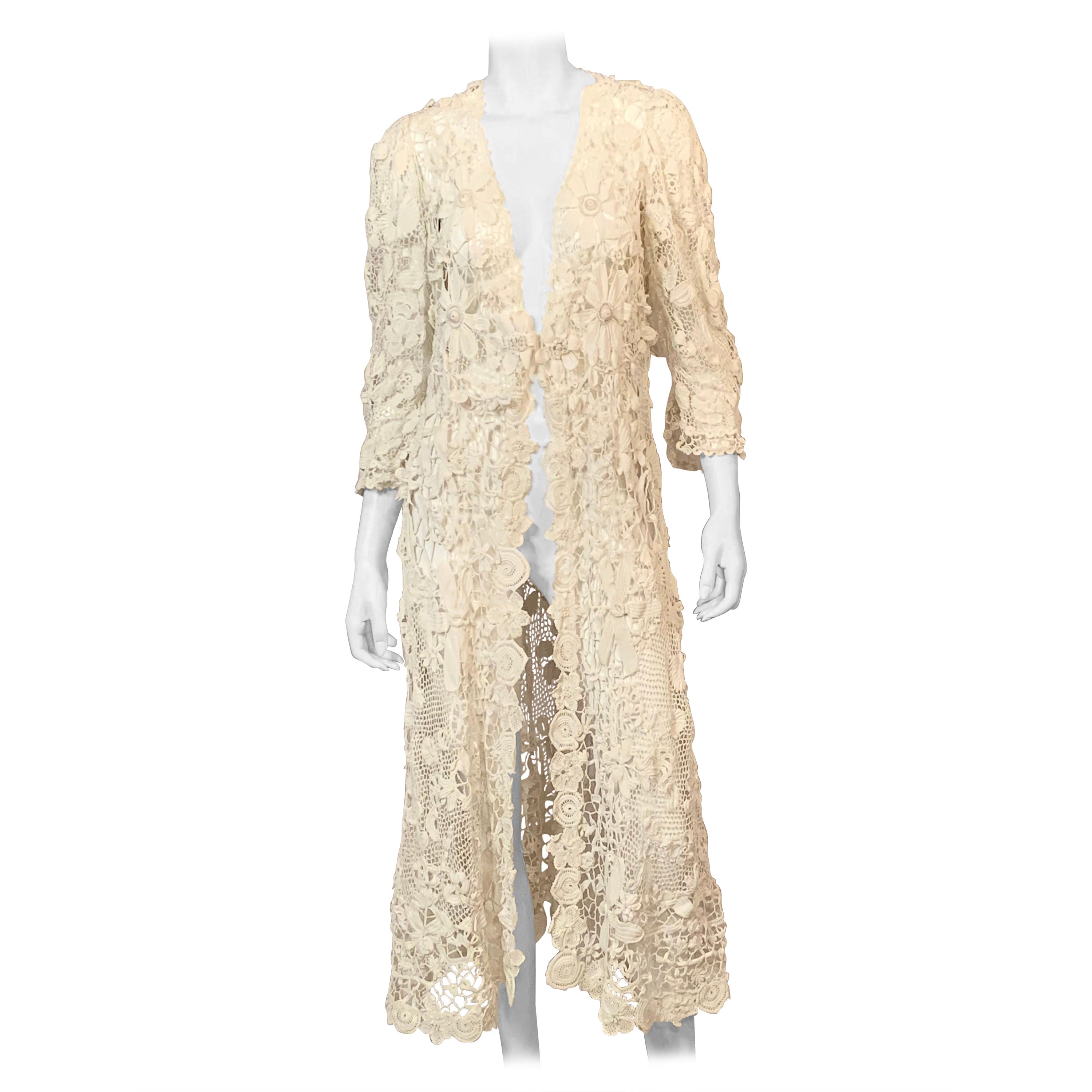 Manteau en dentelle irlandaise fabriqué à la main avec un grand bordure florale inhabituelle, vers 1900