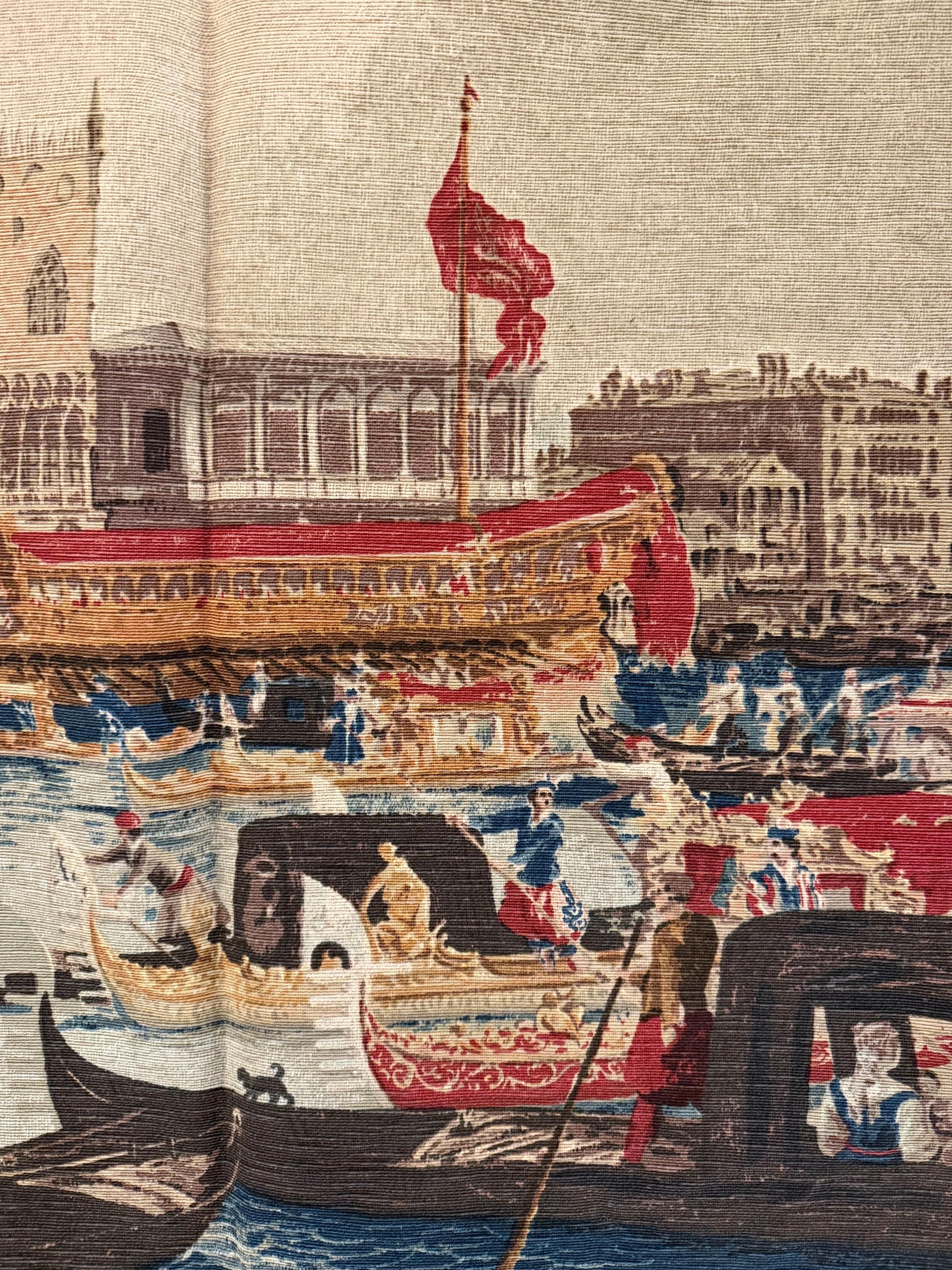 Porta il romanticismo e la grandezza di Venezia nella tua casa con questo squisito arazzo fatto a mano. Con una scena ricca di dettagli del Canal Grande con le gondole, il Palazzo Ducale e il Campanile di San Marco, questo applique cattura la