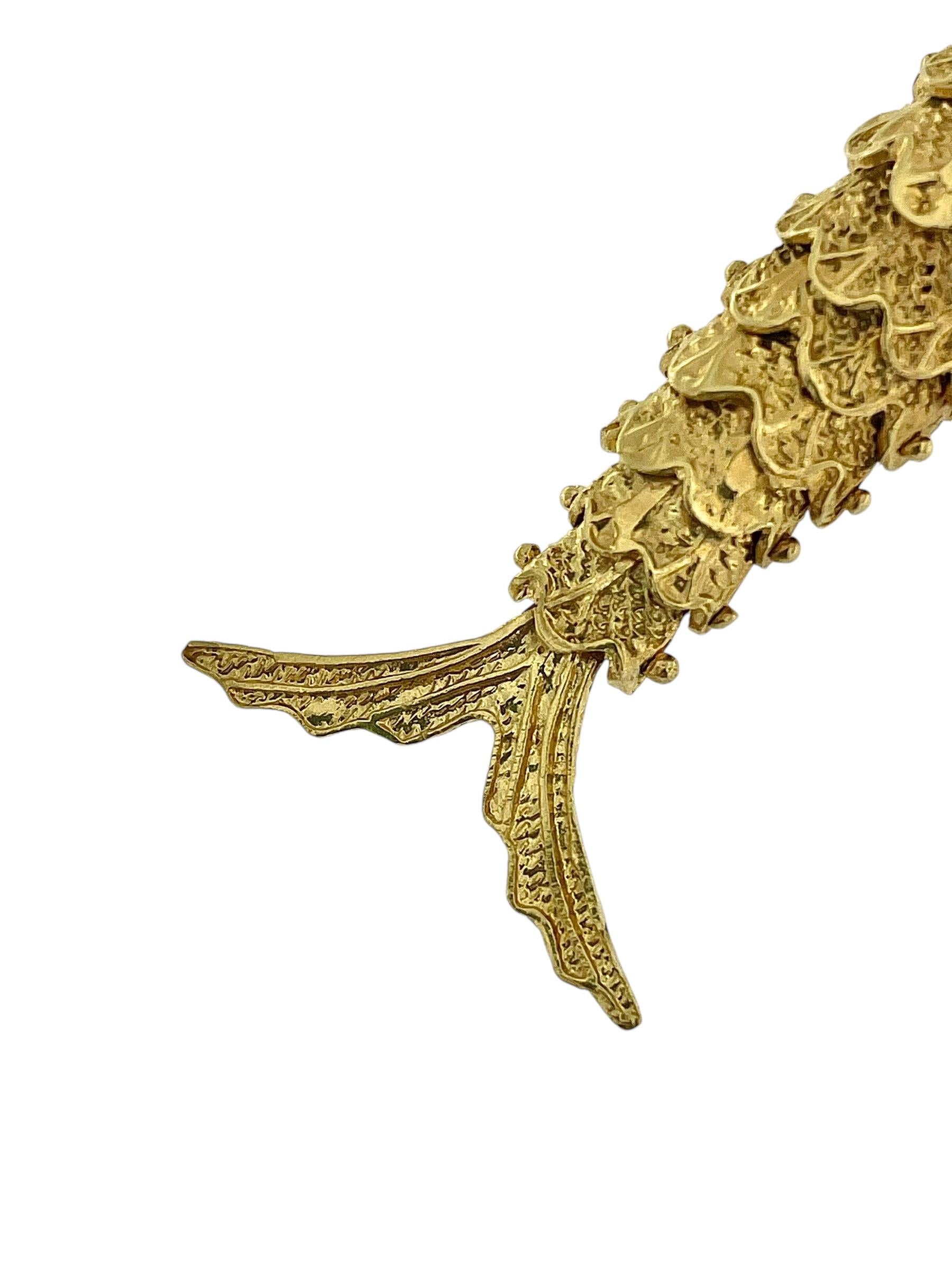 Hand-Made Italian Yellow Gold Fish Pendant with Rubies In Excellent Condition For Sale In Esch sur Alzette, Esch-sur-Alzette