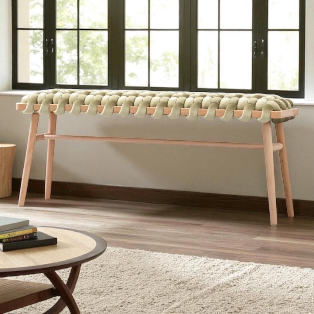 Né de l'appréciation de l'élégance, le banc tissé est une pièce faite à la main qui apporte un air sculptural et ludique à toute entrée ou espace de vie. Chaque banc est fabriqué avec soin à l'aide d'une technique de tissage qui mêle un tissu de